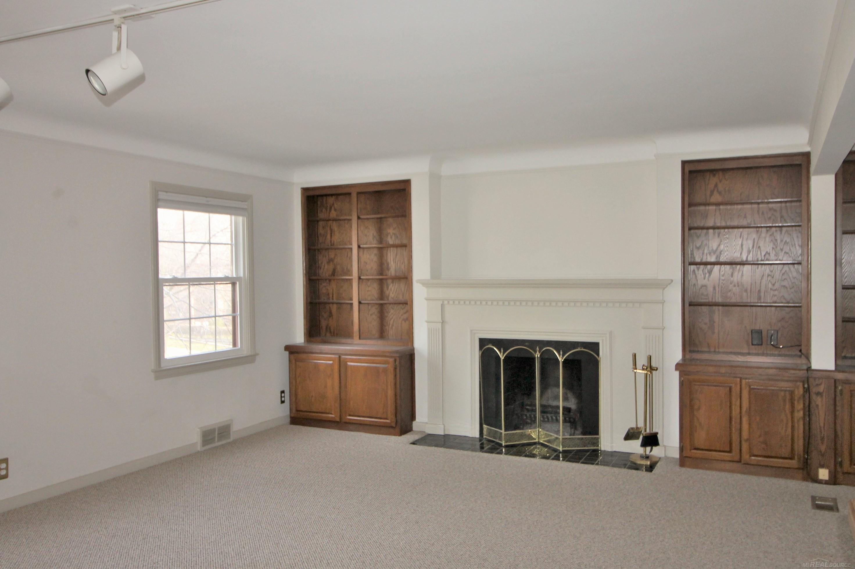 307-309 Rivard Boulevard