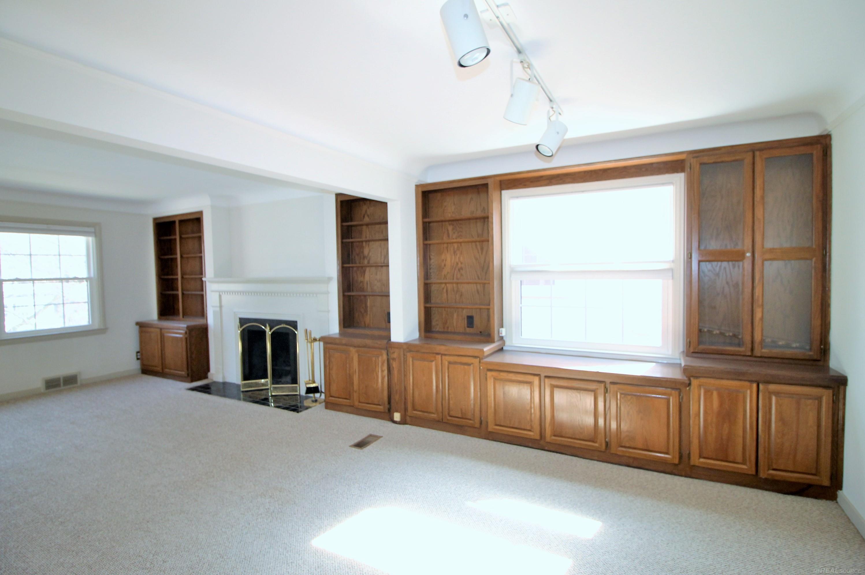 307-309 Rivard Boulevard