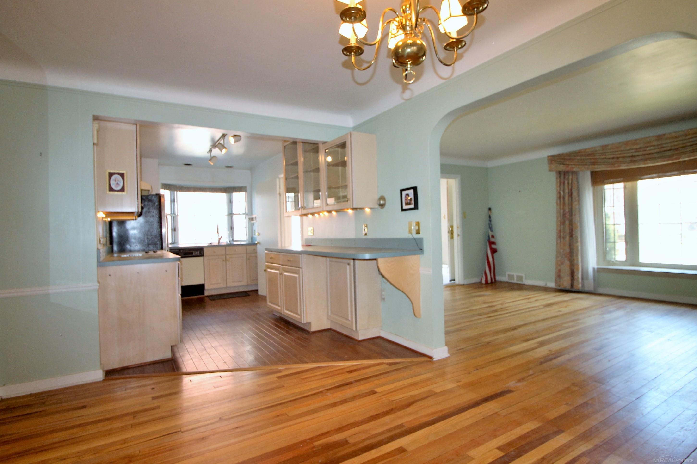 307-309 Rivard Boulevard