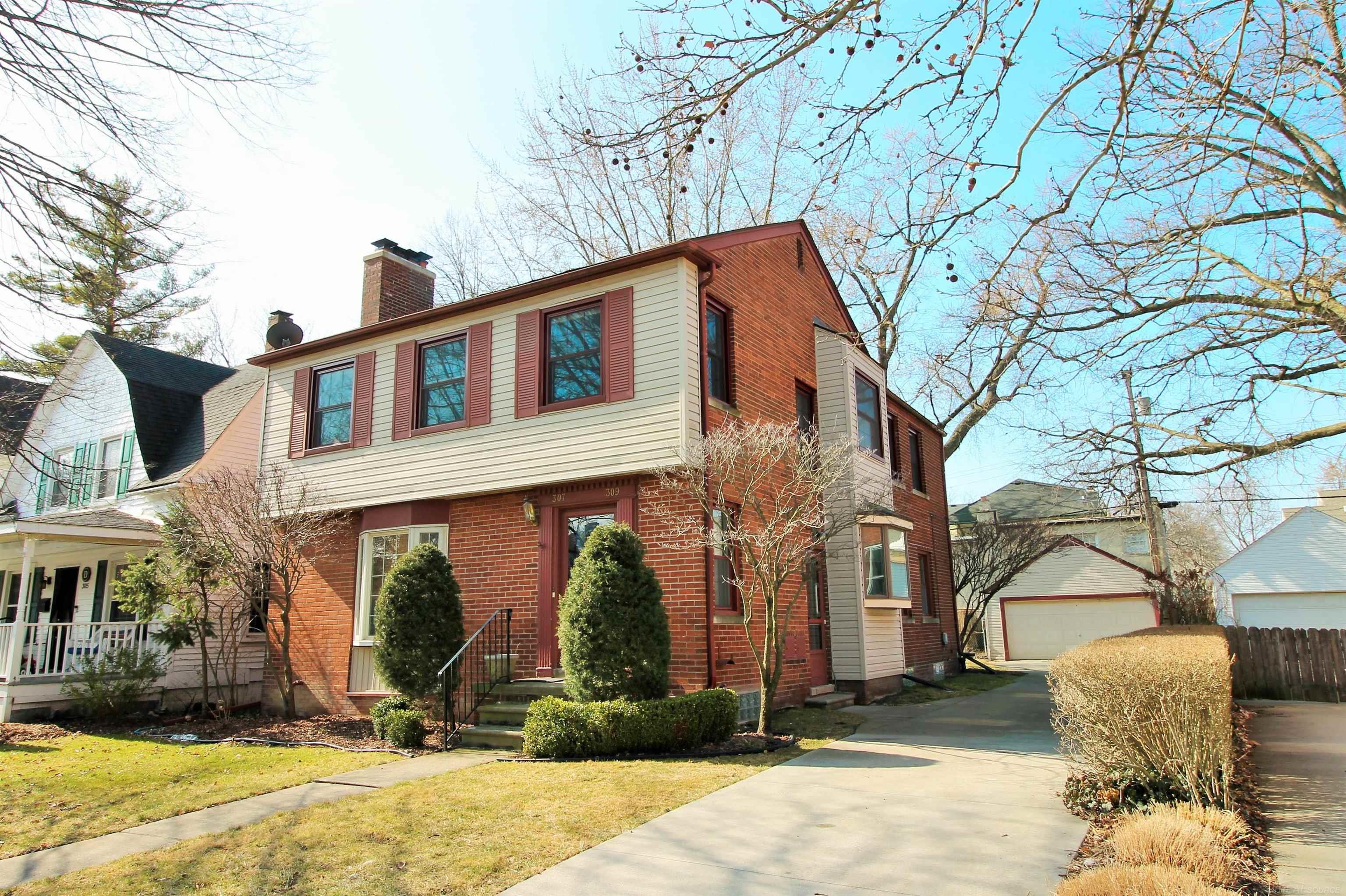 307-309 Rivard Boulevard