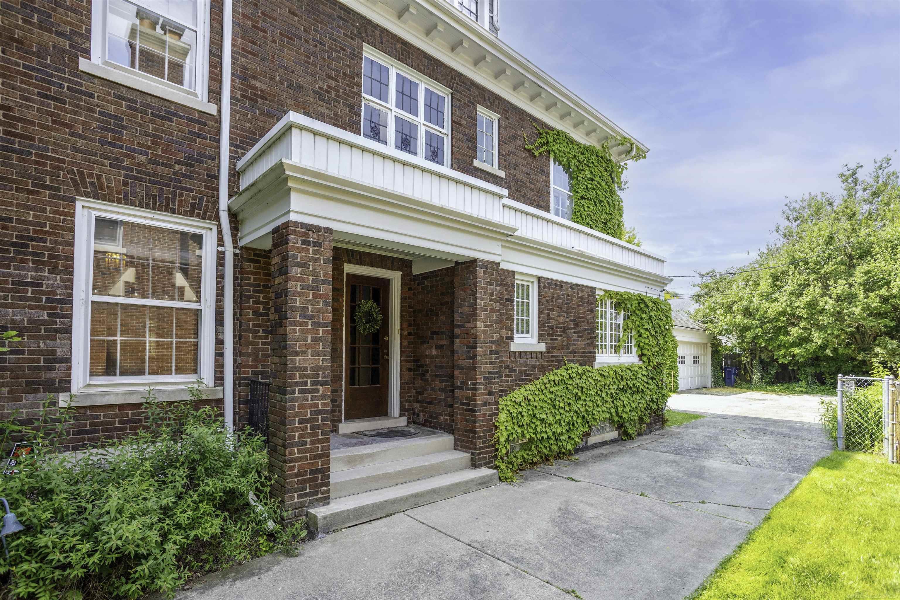 803 Lakepointe Street