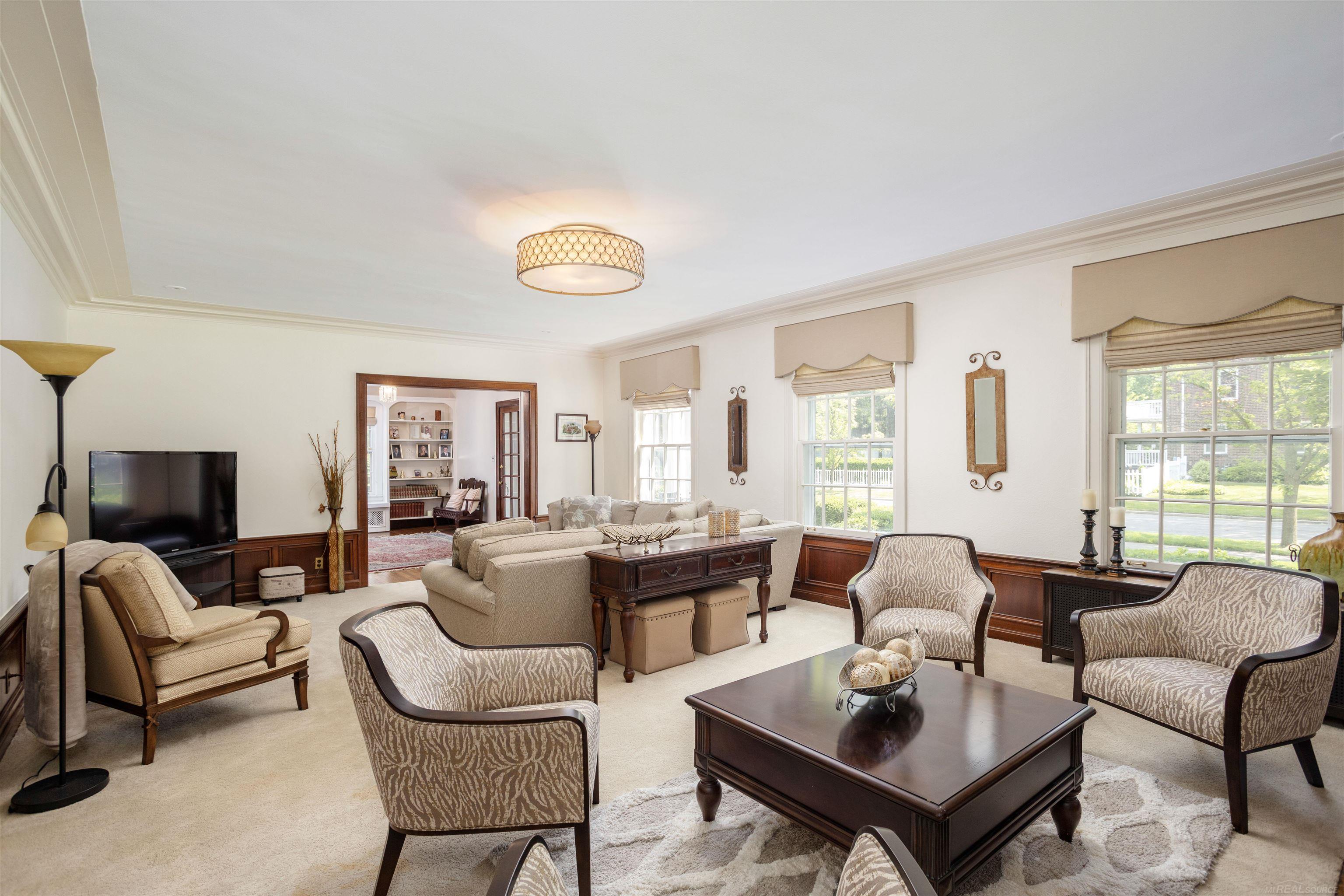 803 Lakepointe Street