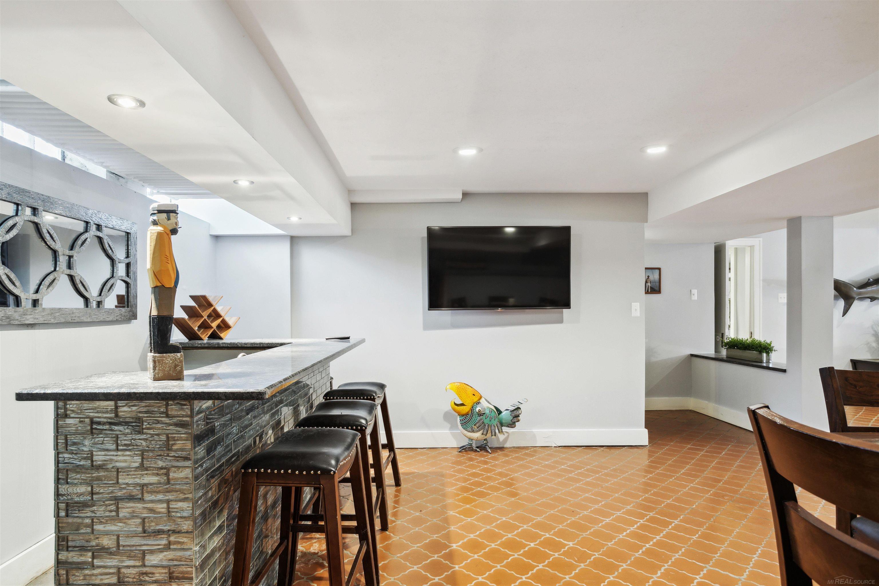 803 Lakepointe Street