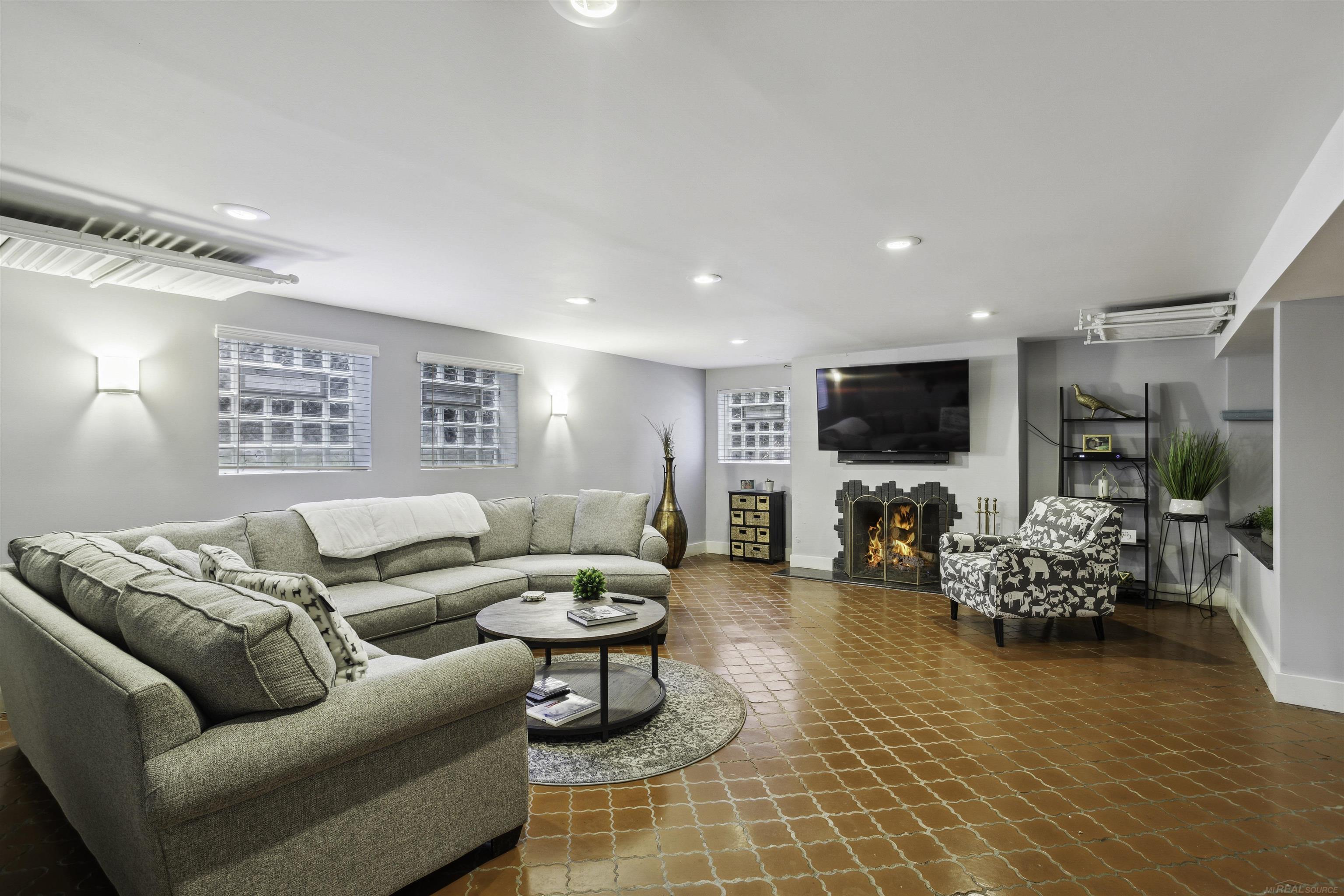 803 Lakepointe Street