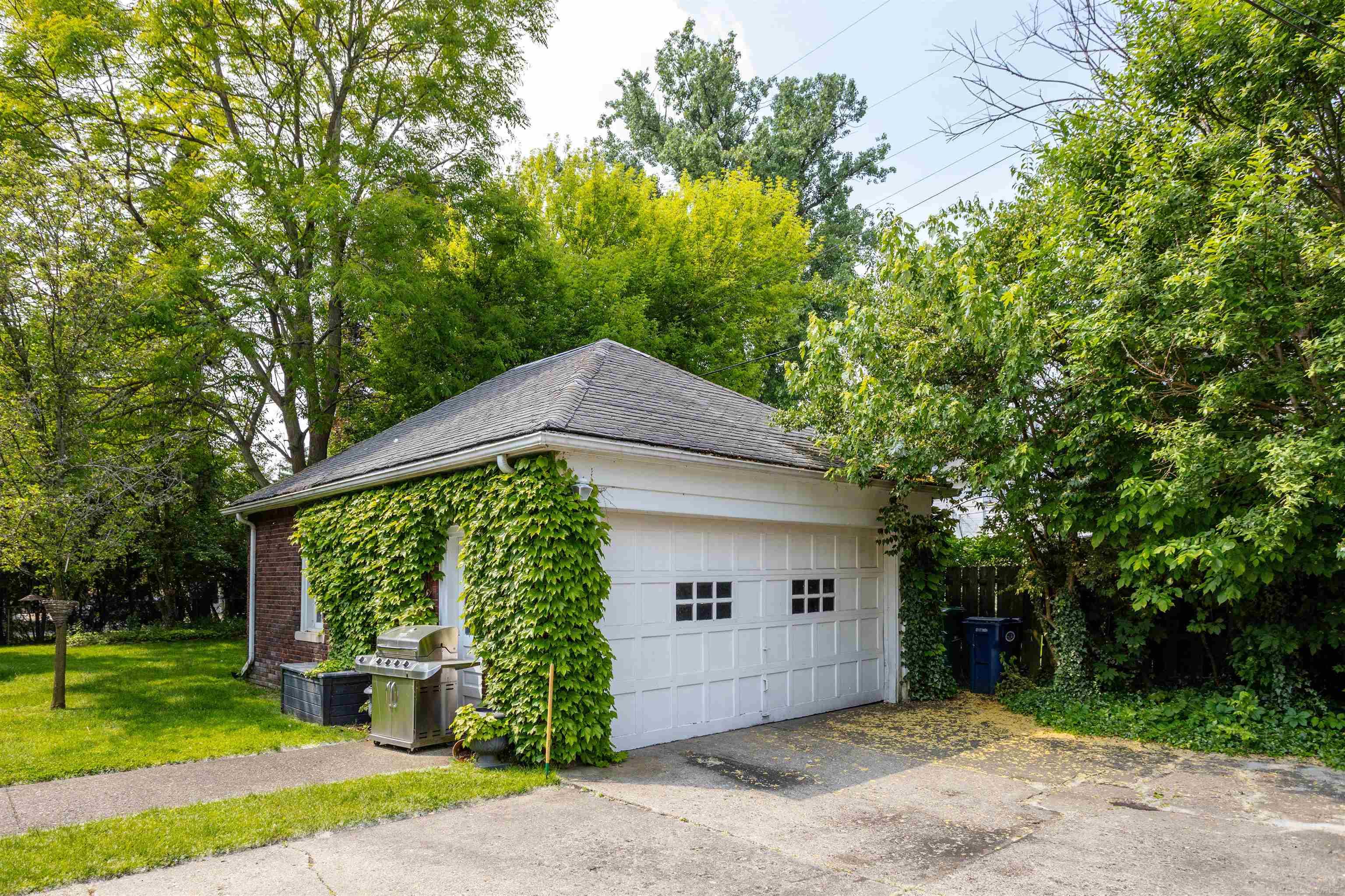 803 Lakepointe Street