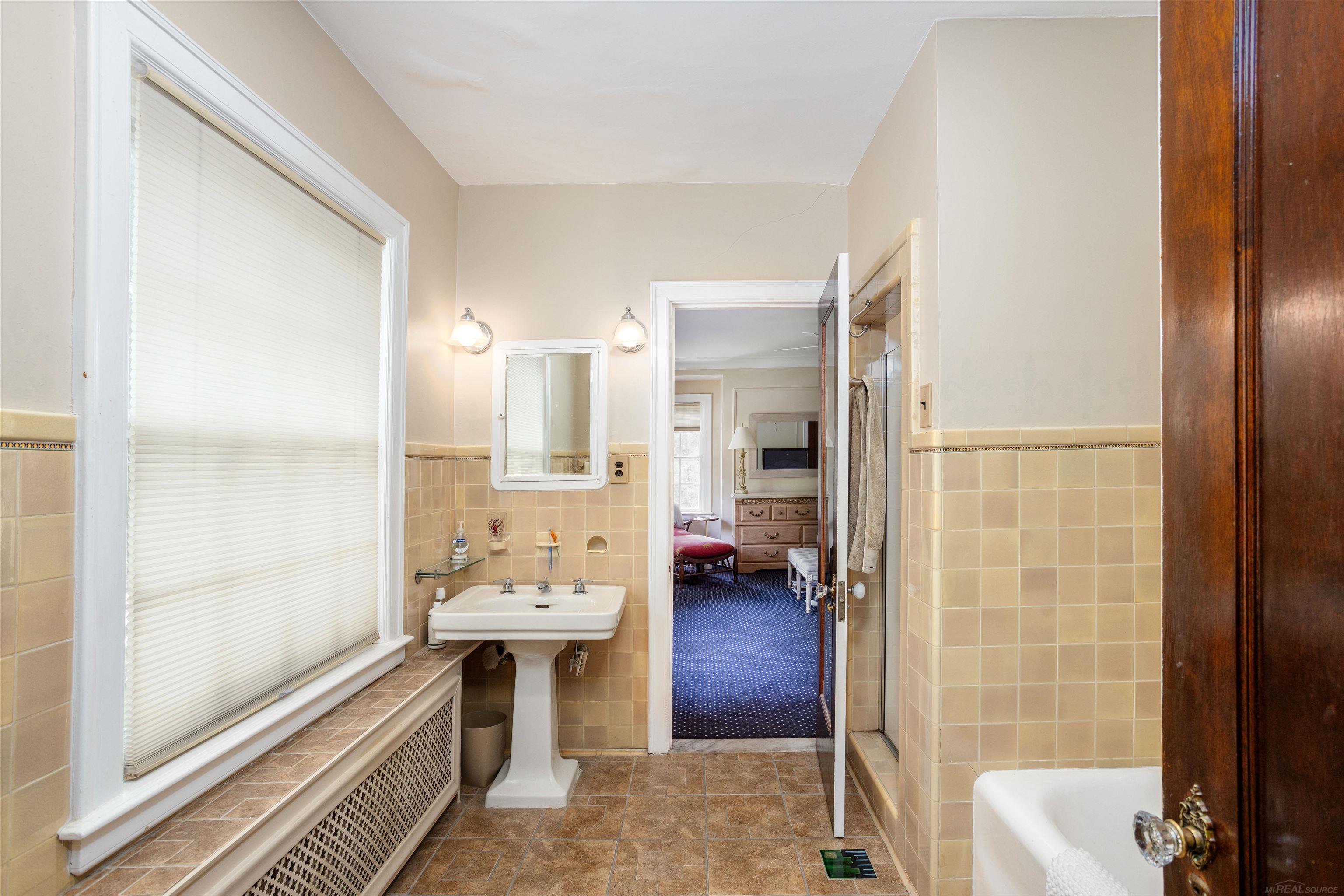 803 Lakepointe Street