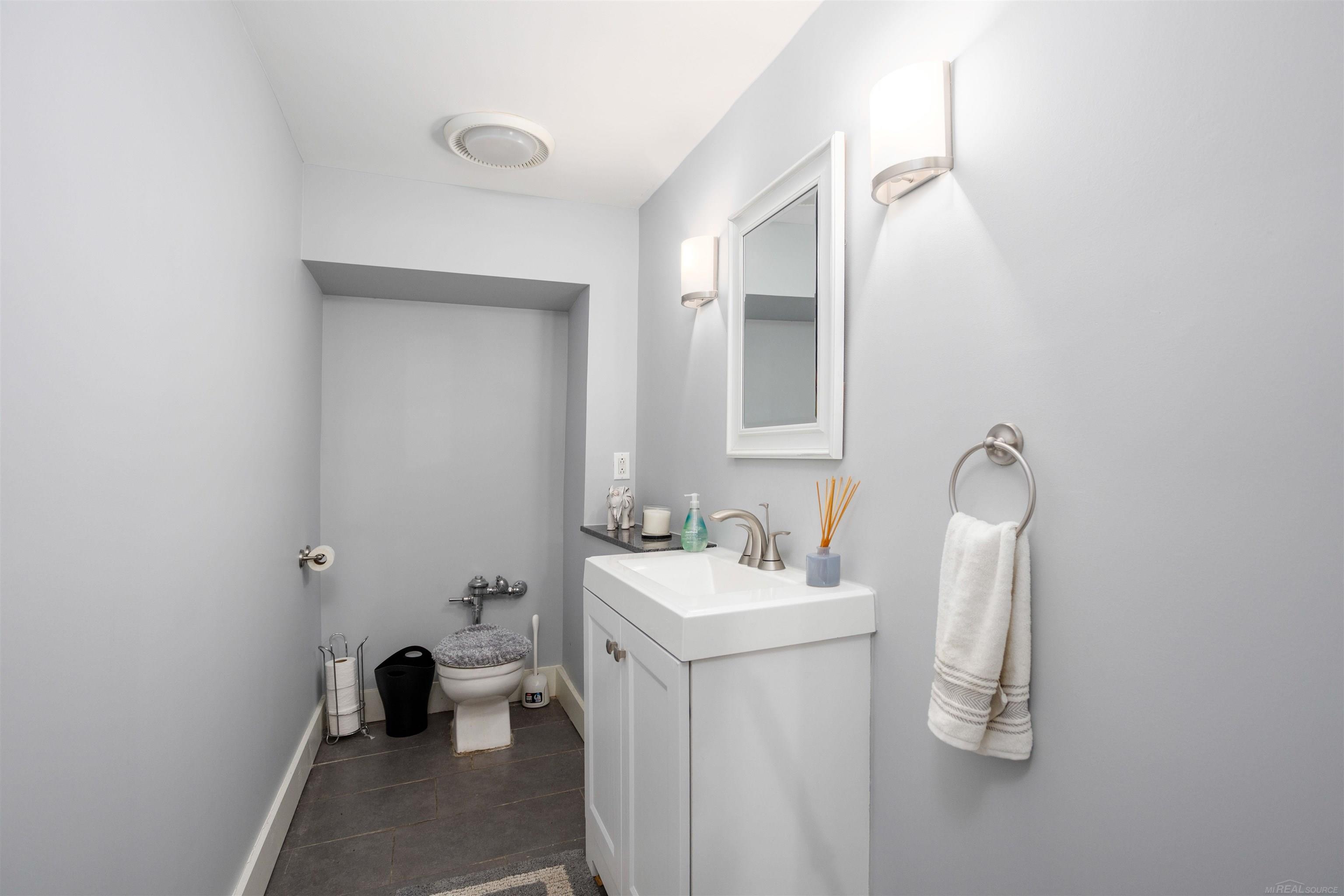 803 Lakepointe Street