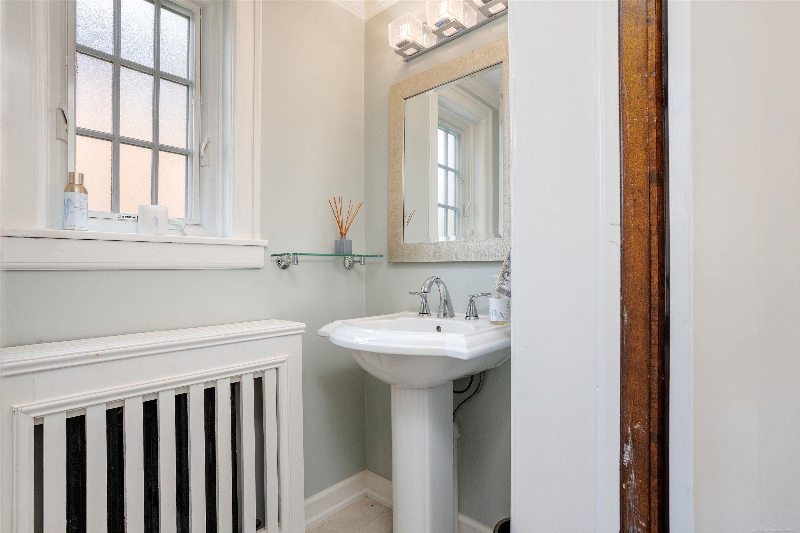 803 Lakepointe Street