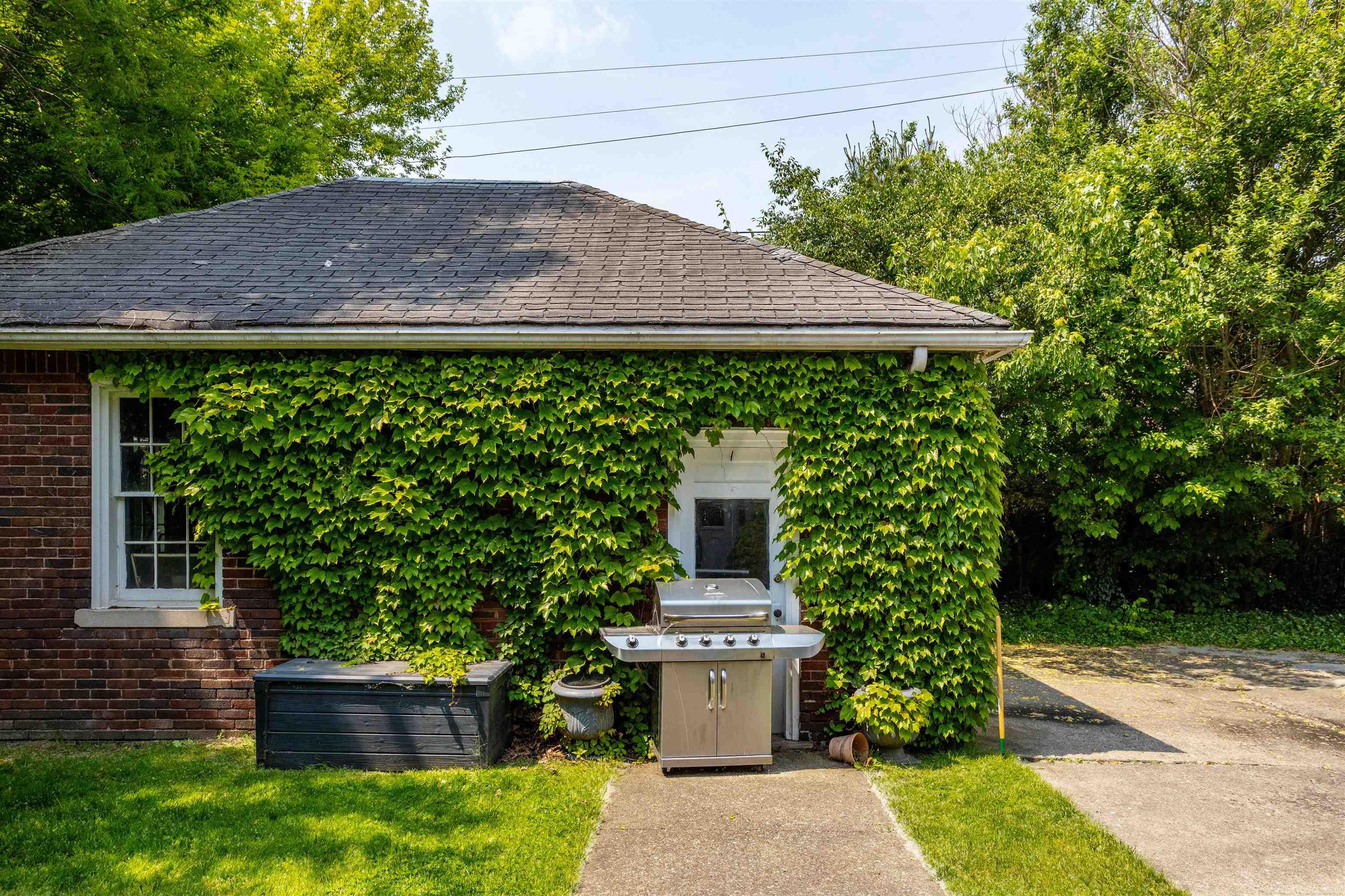 803 Lakepointe Street