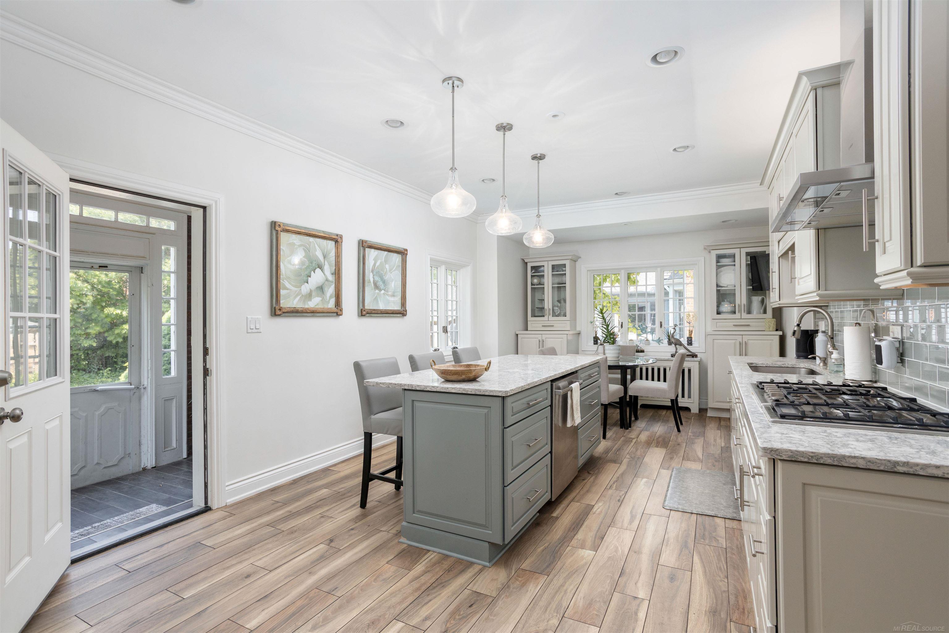 803 Lakepointe Street