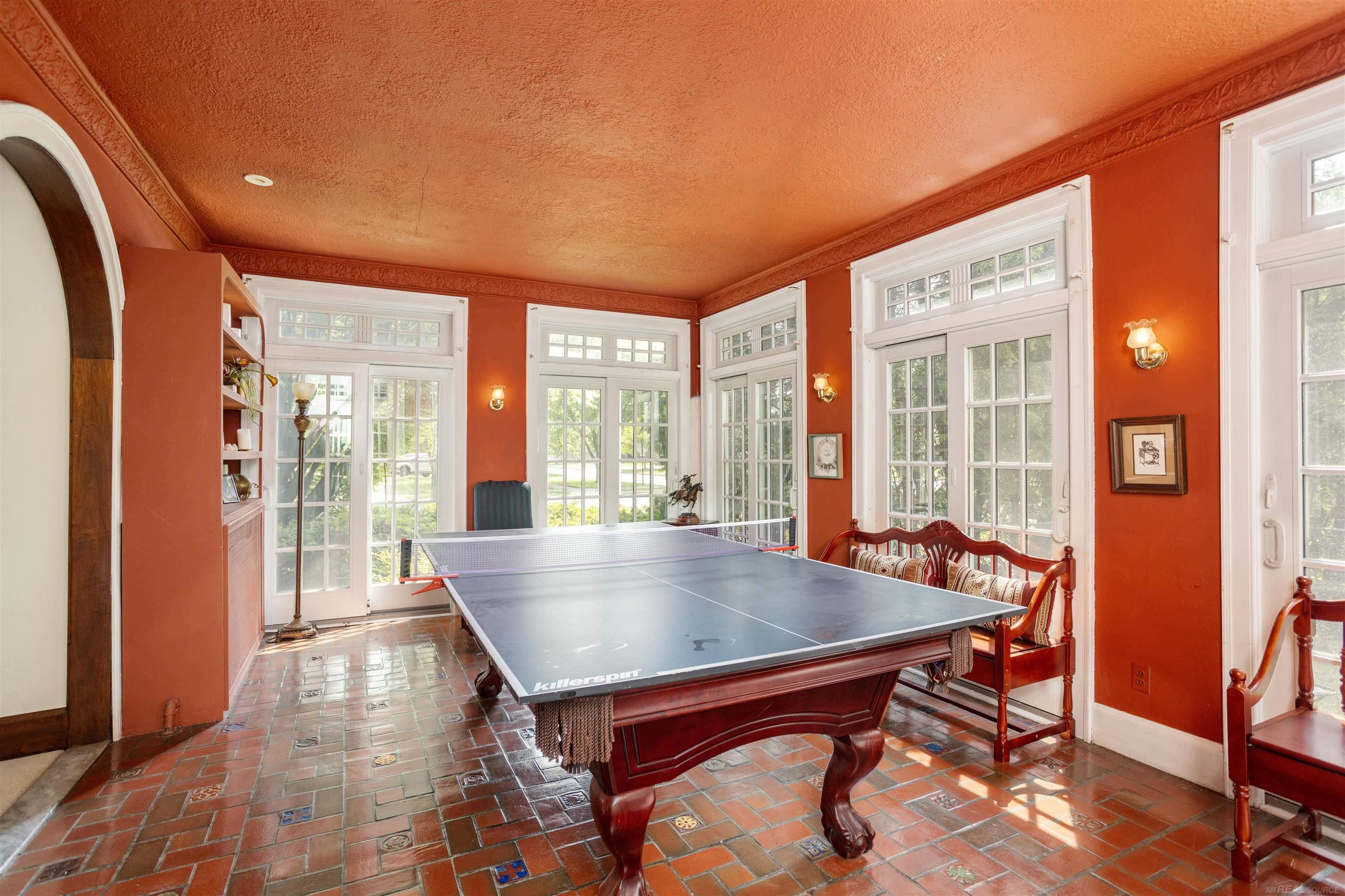 803 Lakepointe Street