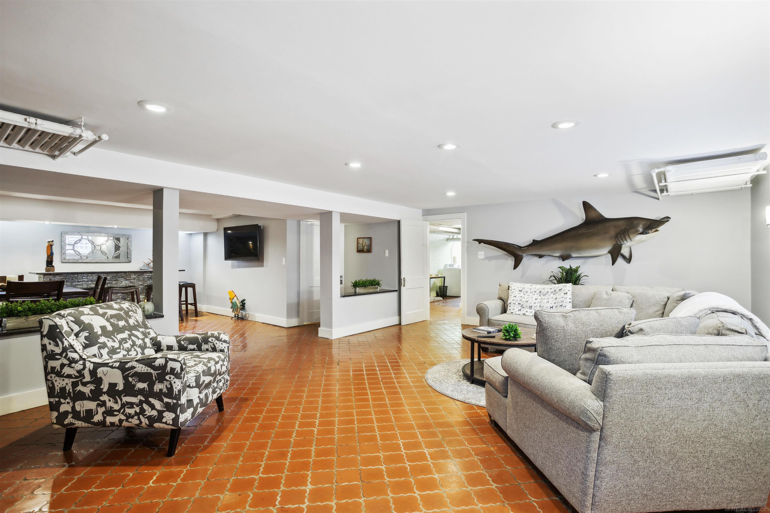 803 Lakepointe Street