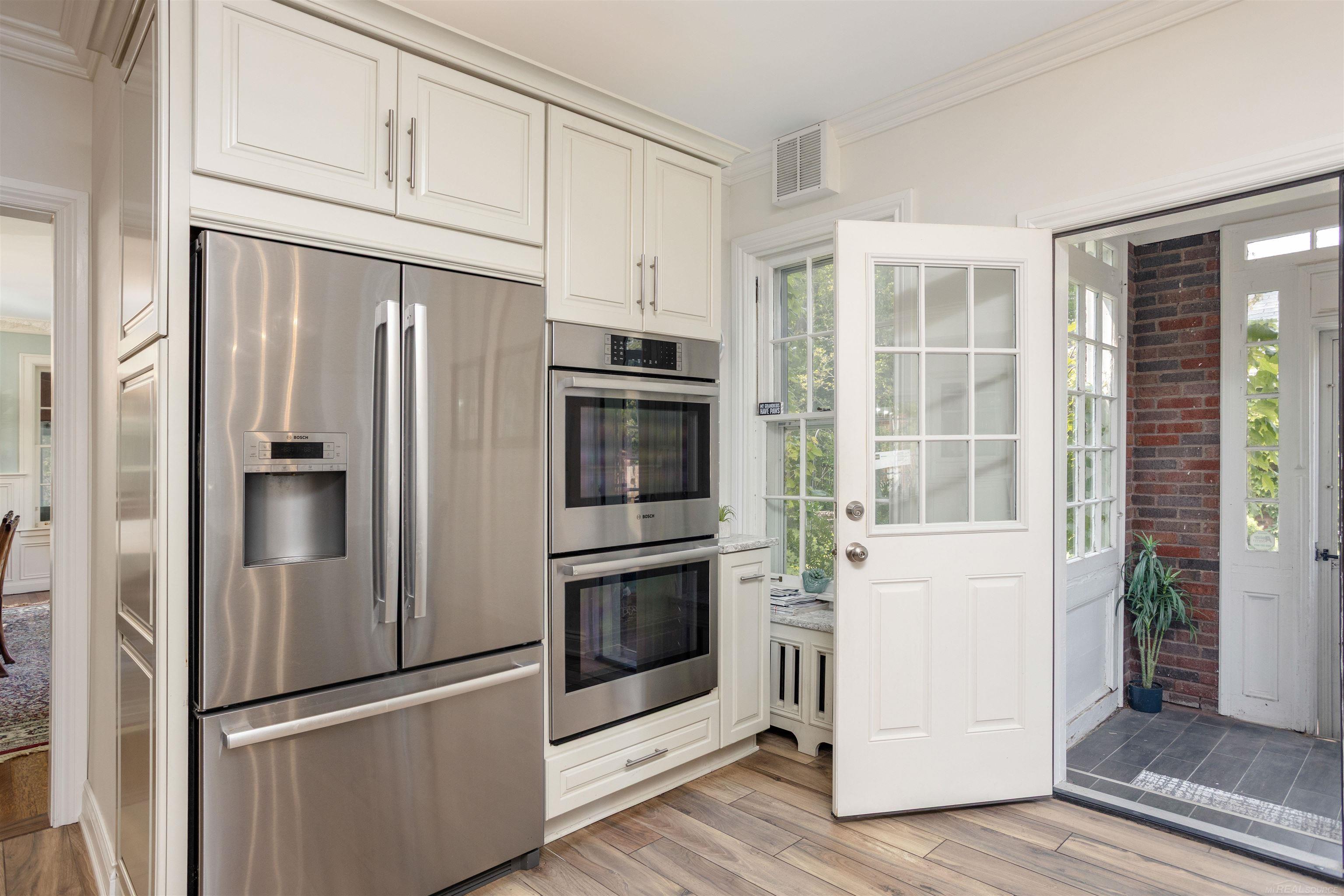 803 Lakepointe Street