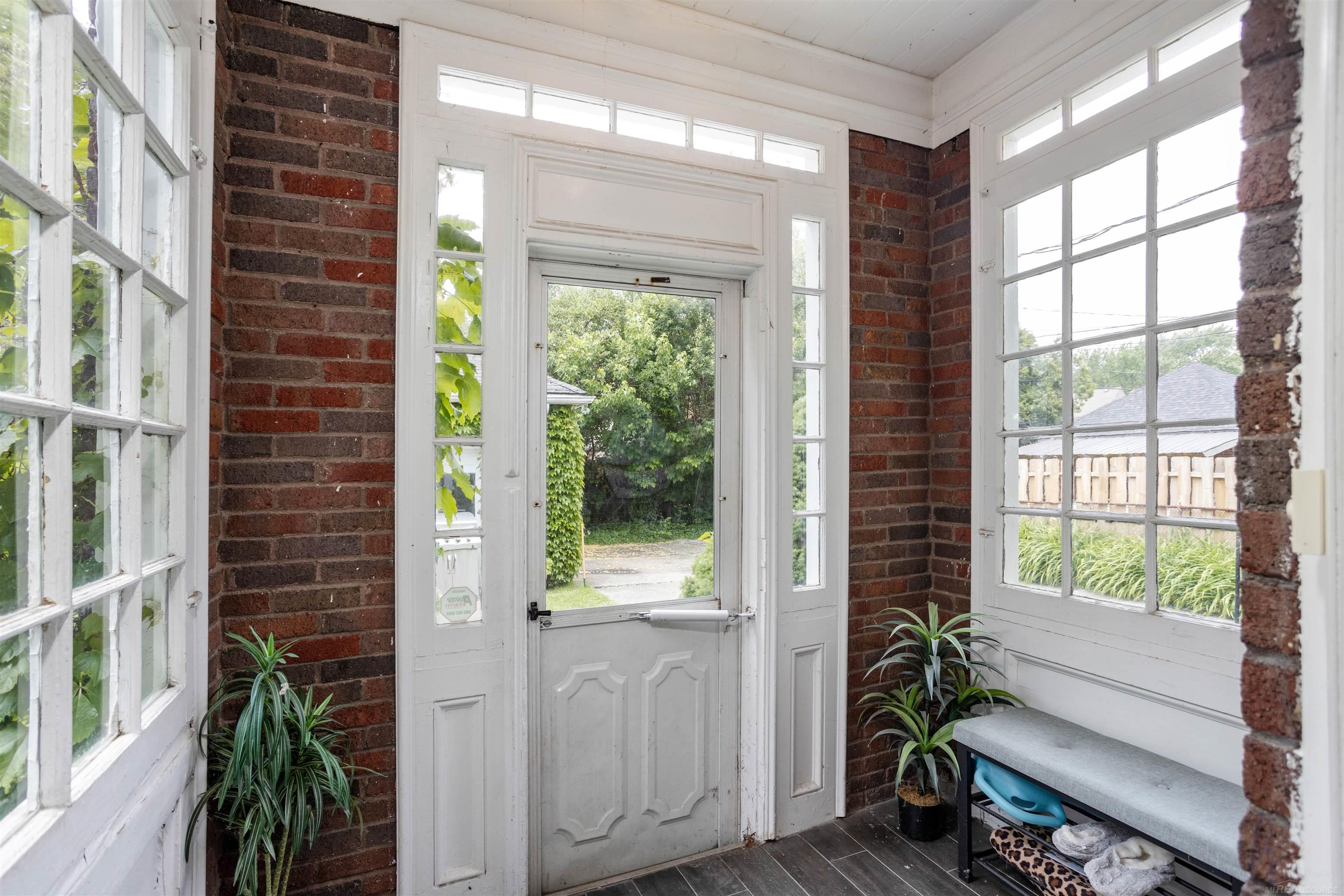 803 Lakepointe Street