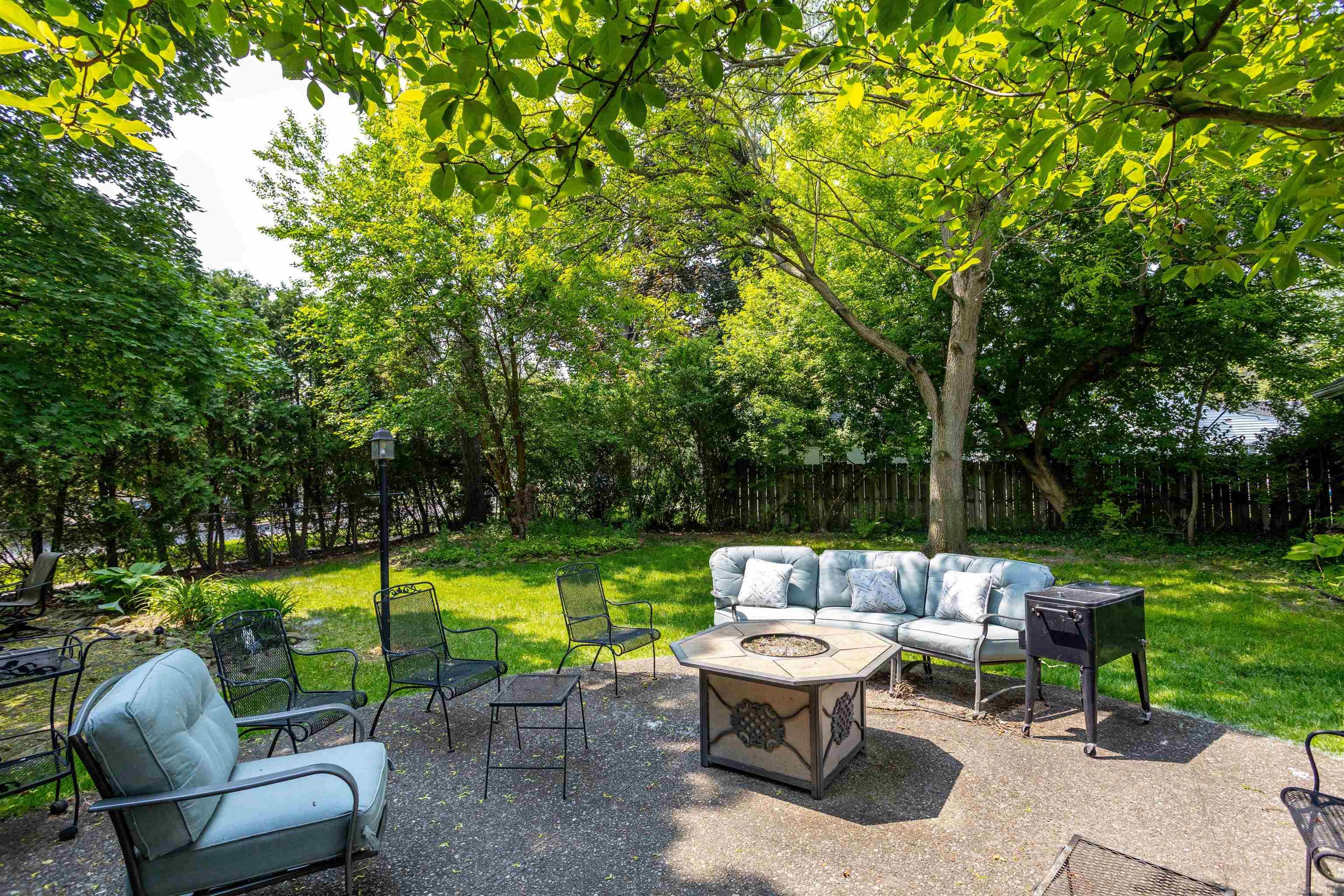 803 Lakepointe Street