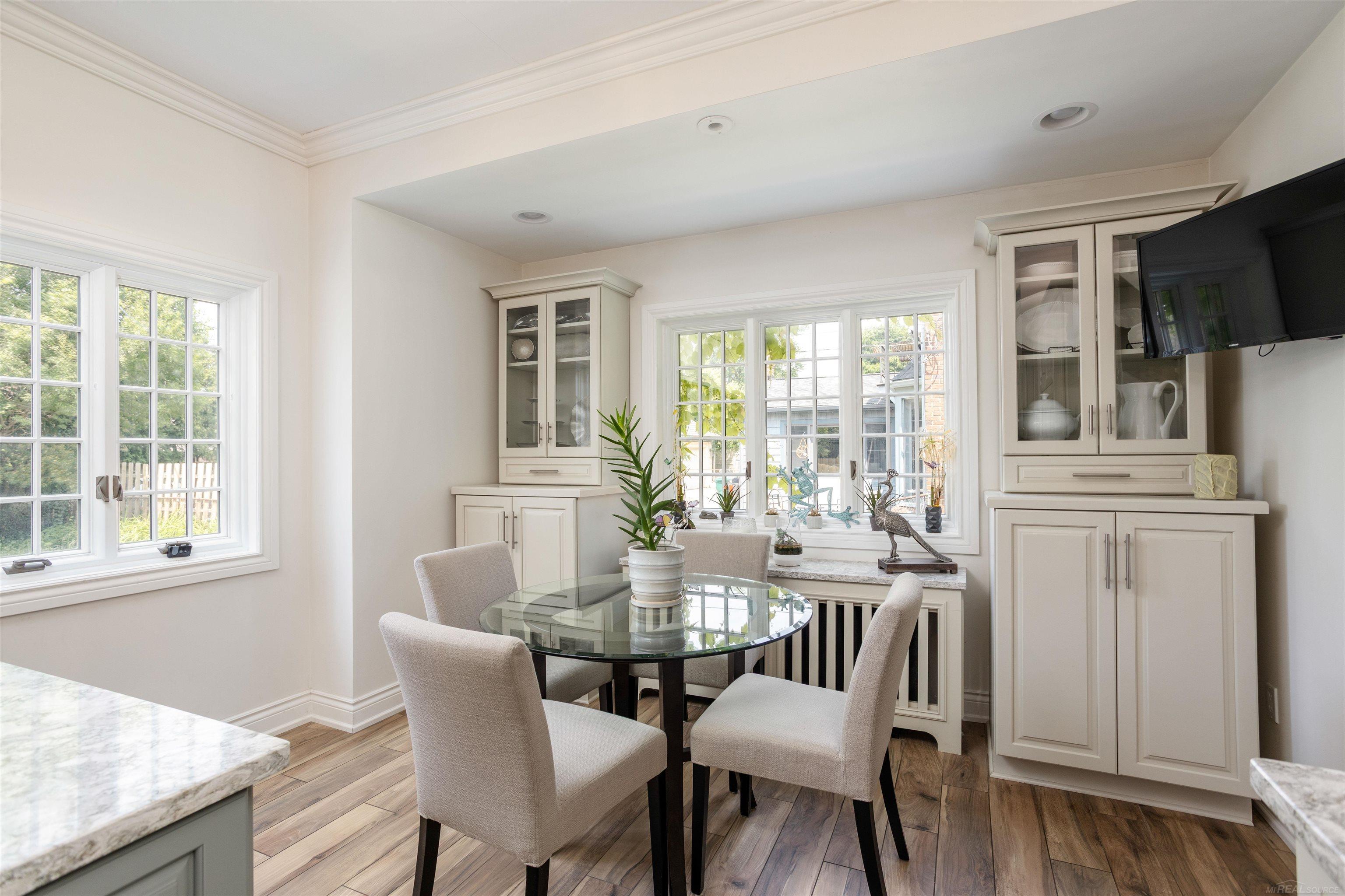 803 Lakepointe Street