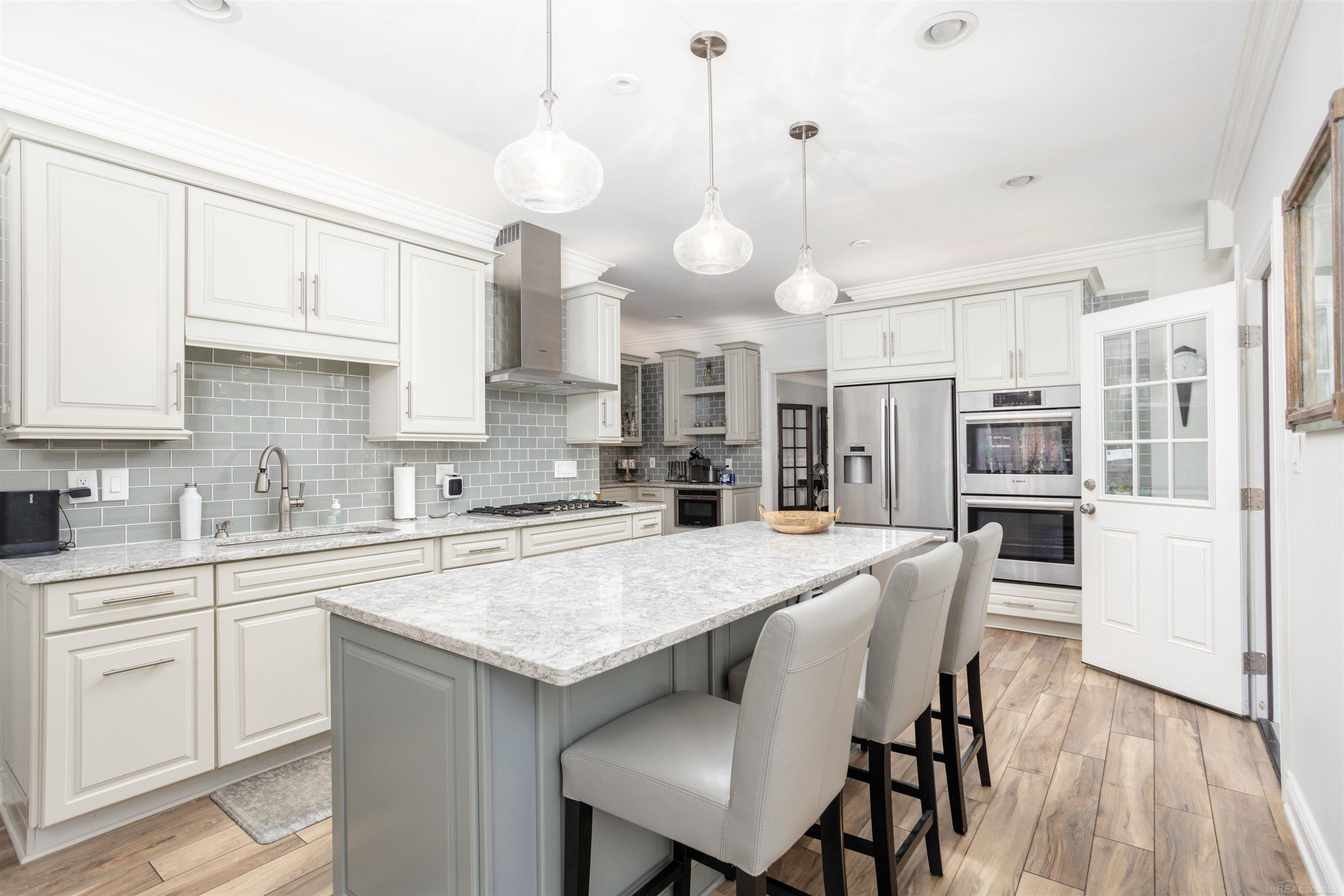 803 Lakepointe Street