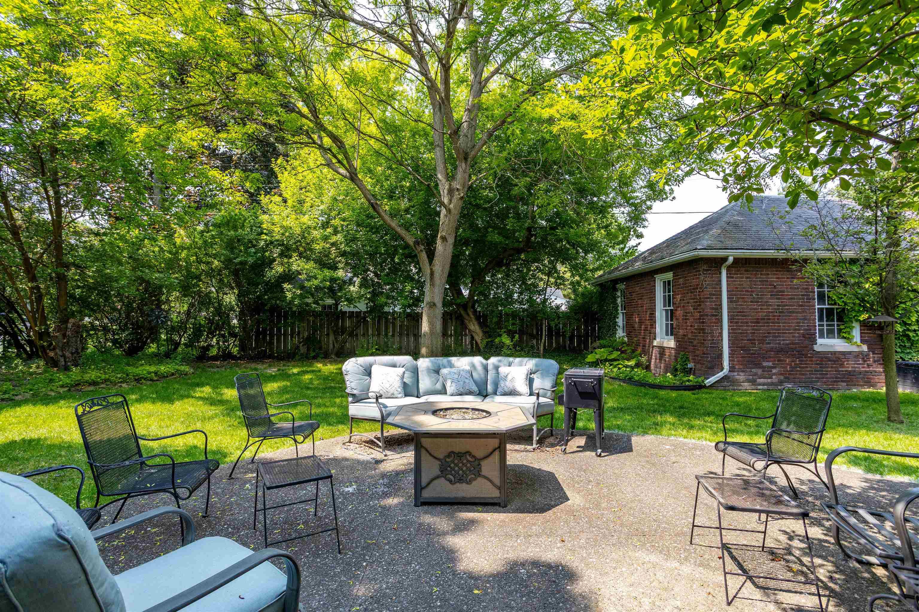 803 Lakepointe Street