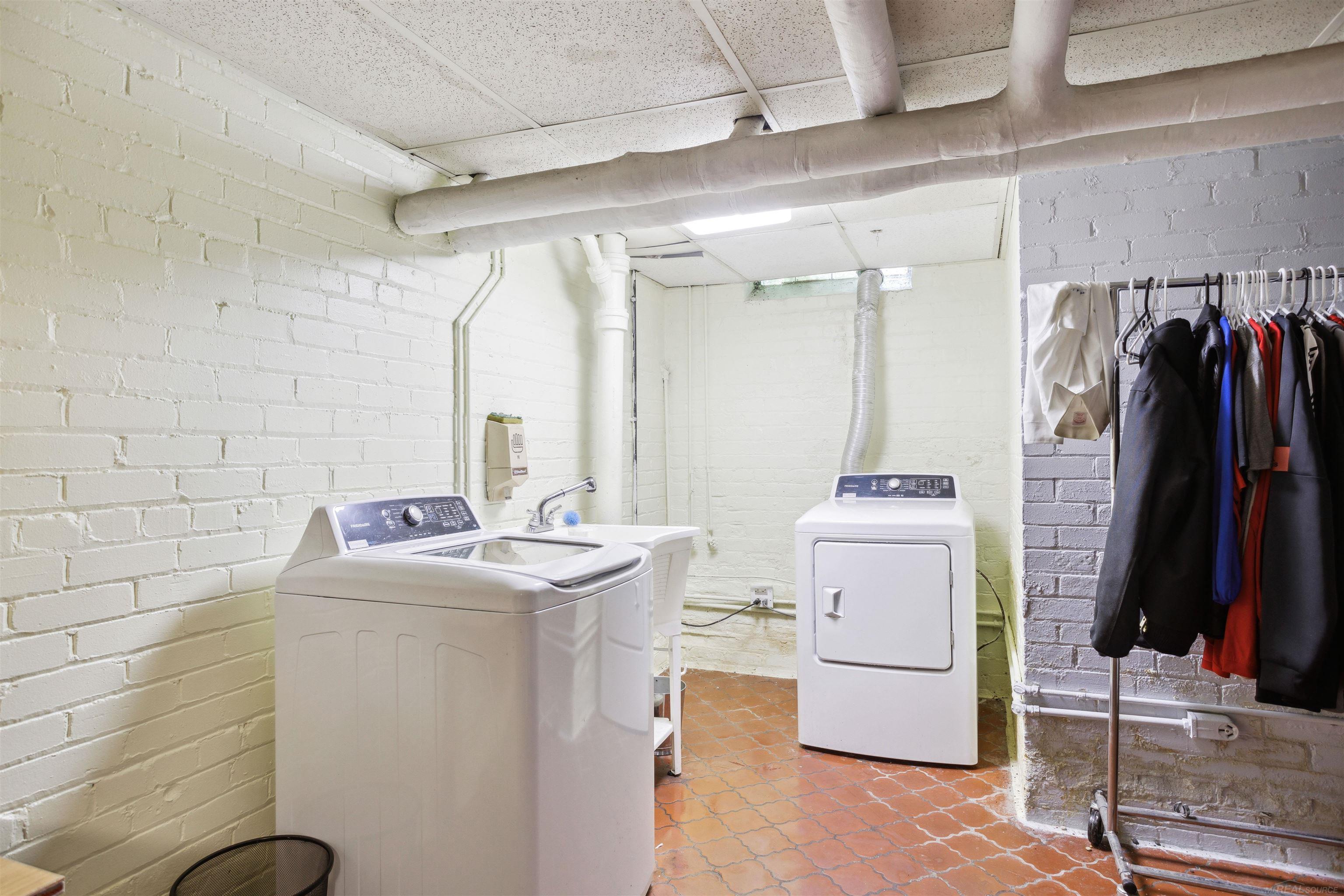 803 Lakepointe Street