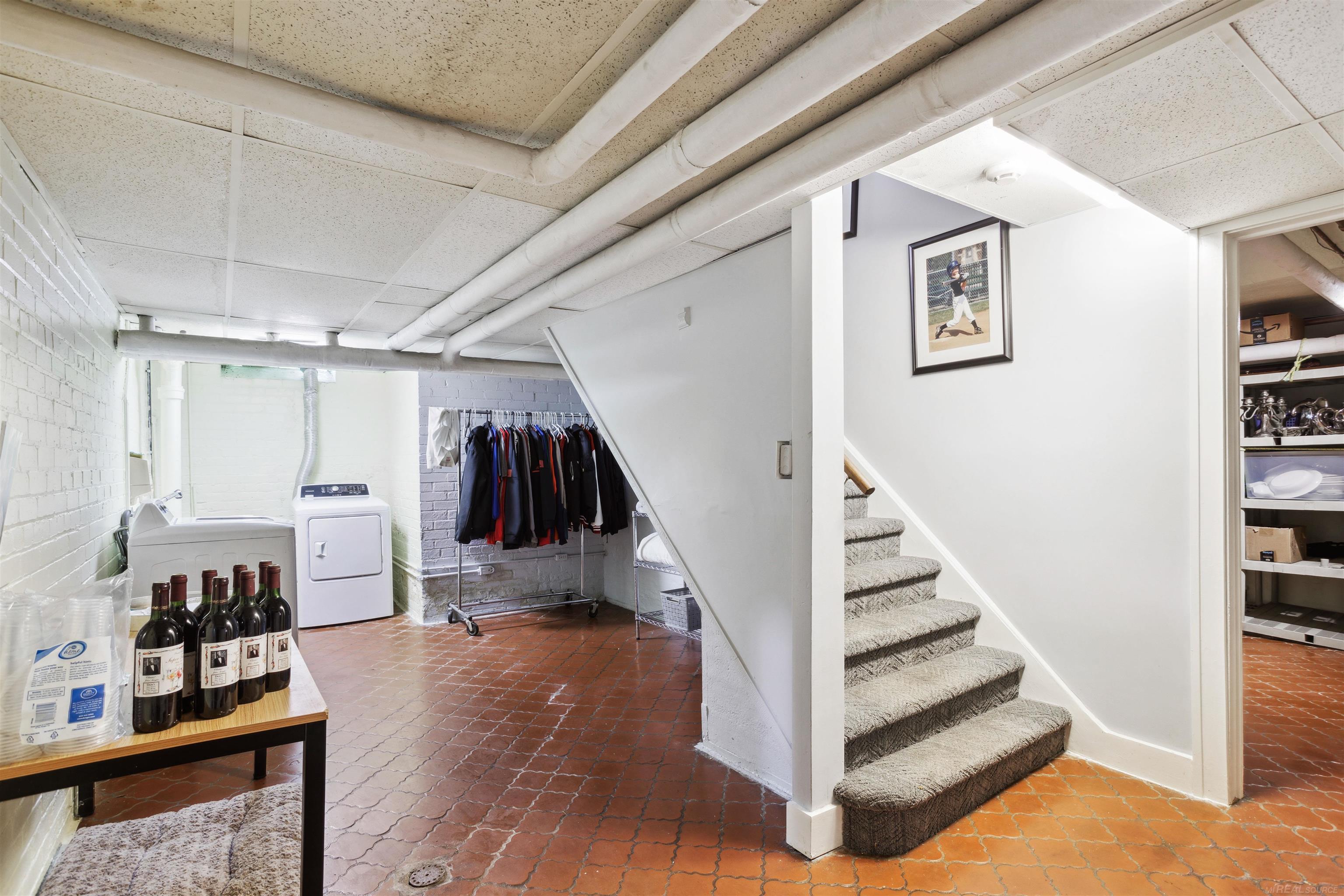 803 Lakepointe Street