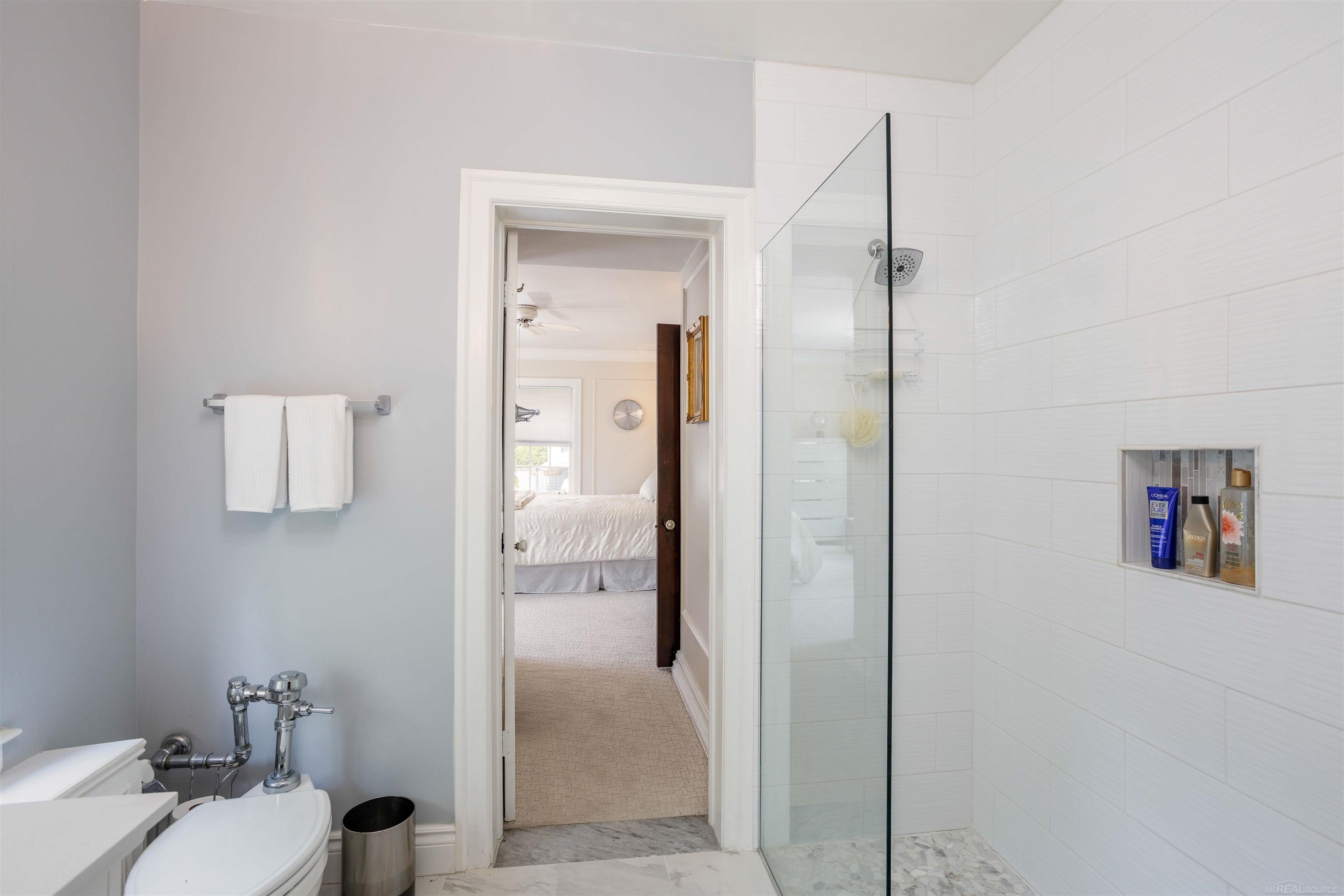 803 Lakepointe Street