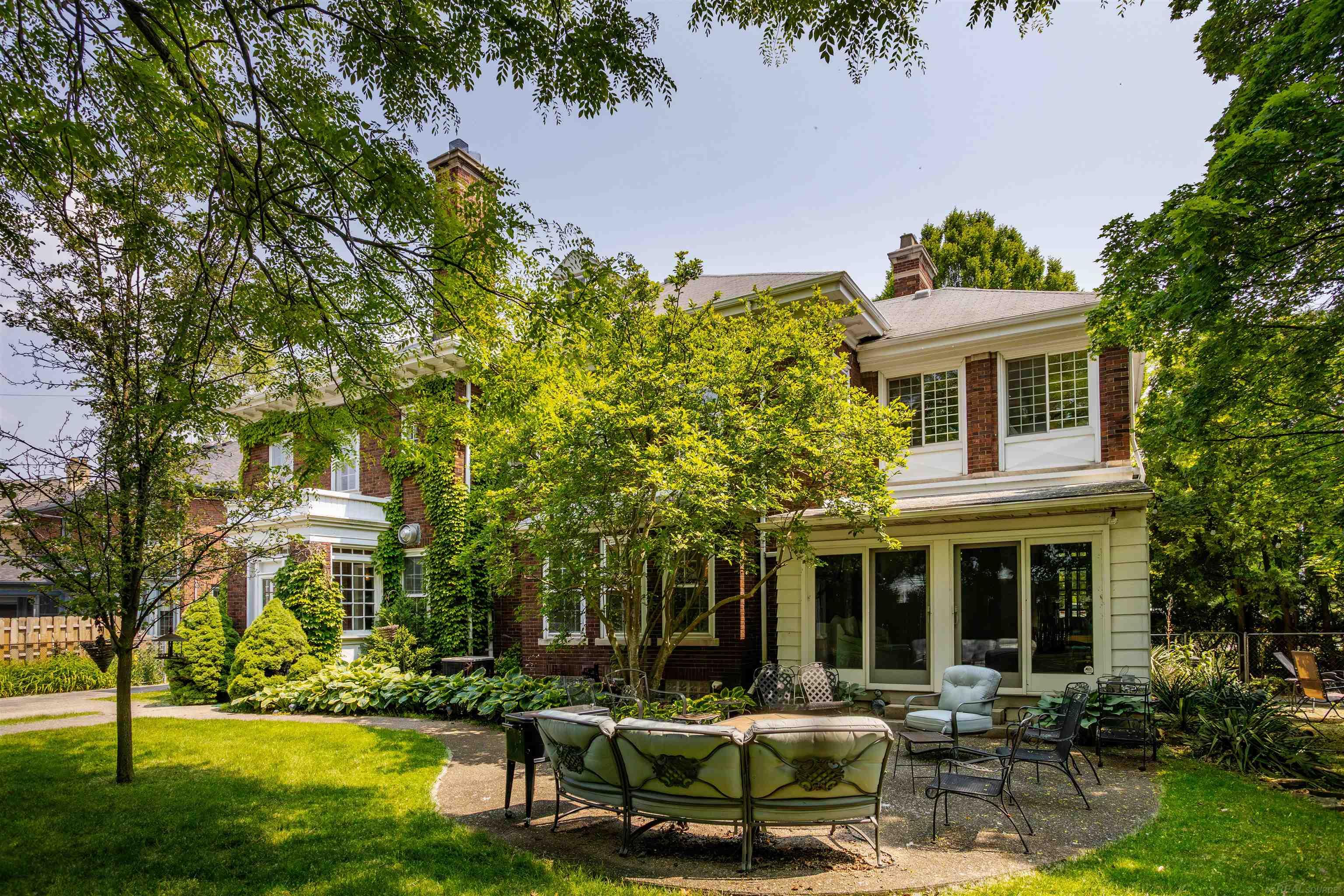 803 Lakepointe Street