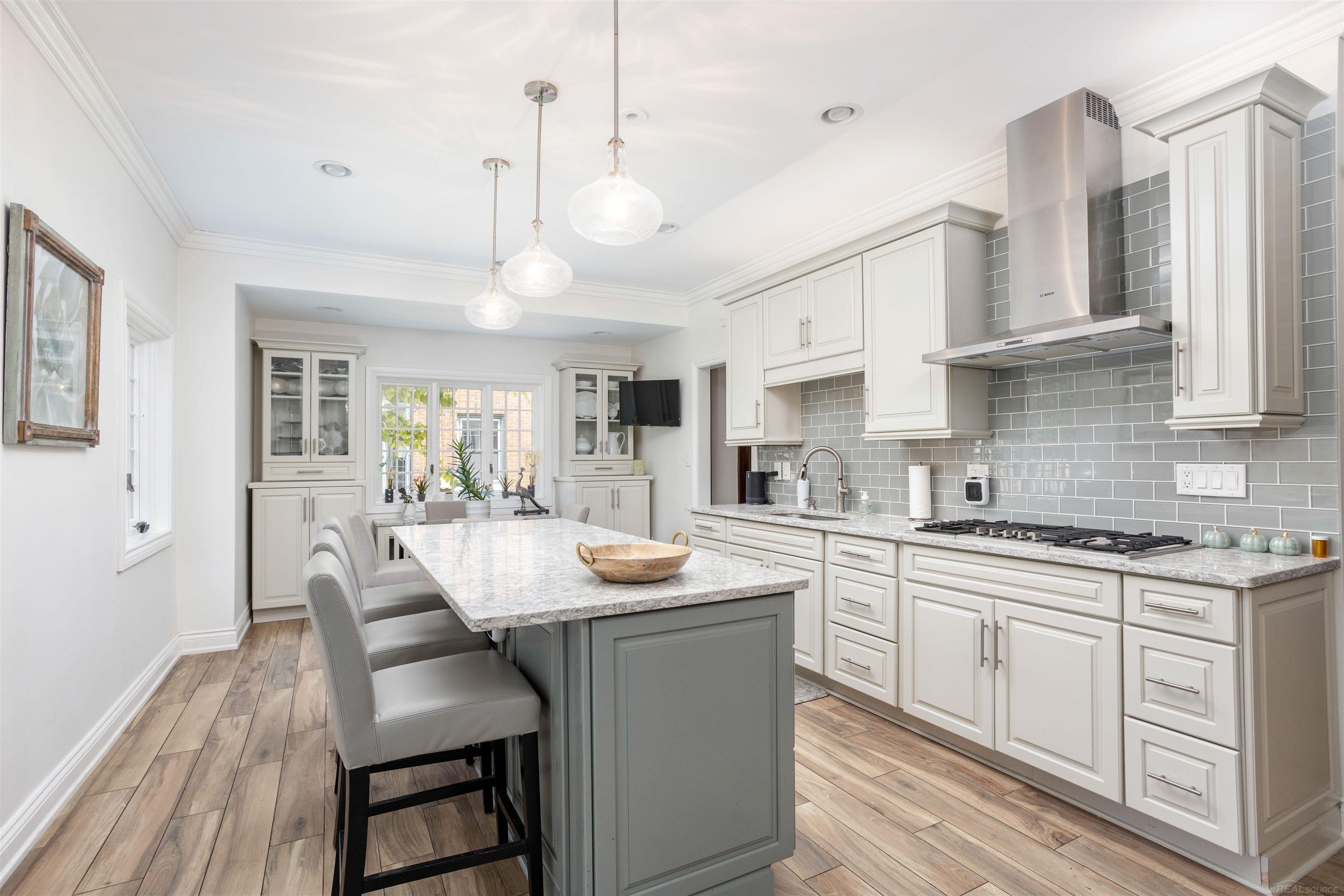 803 Lakepointe Street