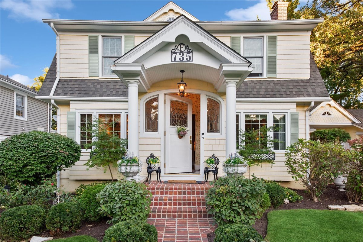 735 Hawthorne Lane