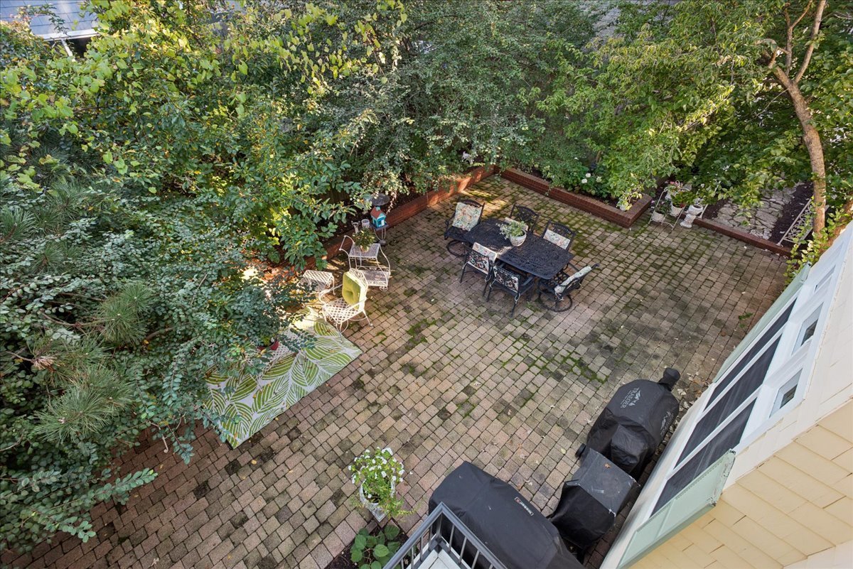 735 Hawthorne Lane