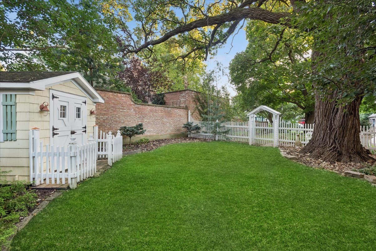 735 Hawthorne Lane