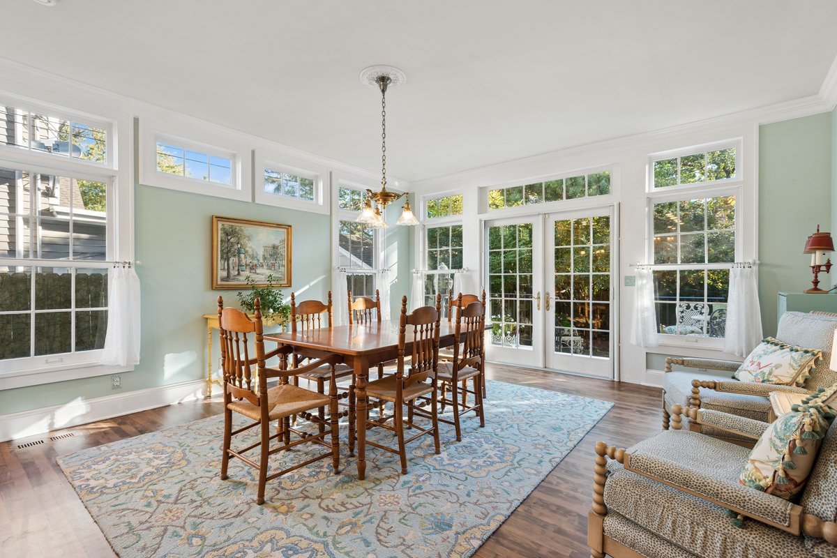 735 Hawthorne Lane