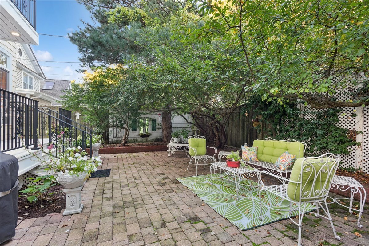 735 Hawthorne Lane