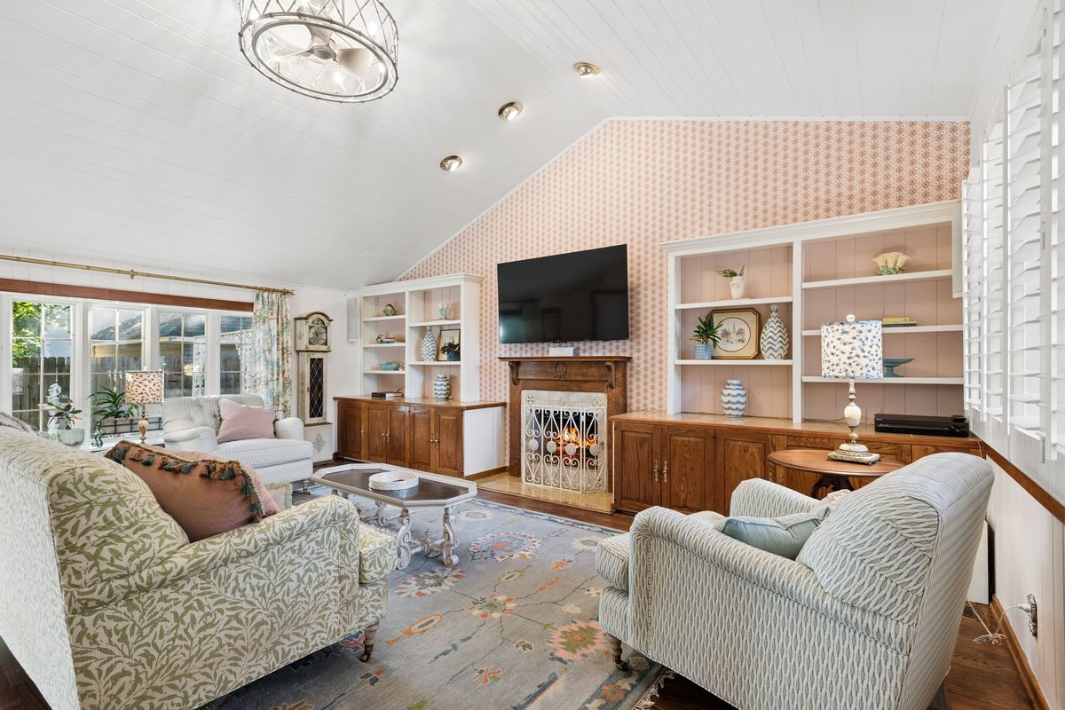 735 Hawthorne Lane