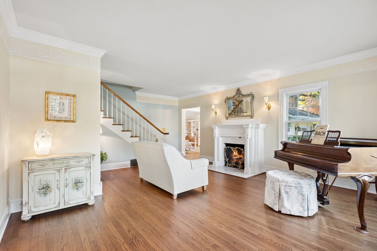 735 Hawthorne Lane