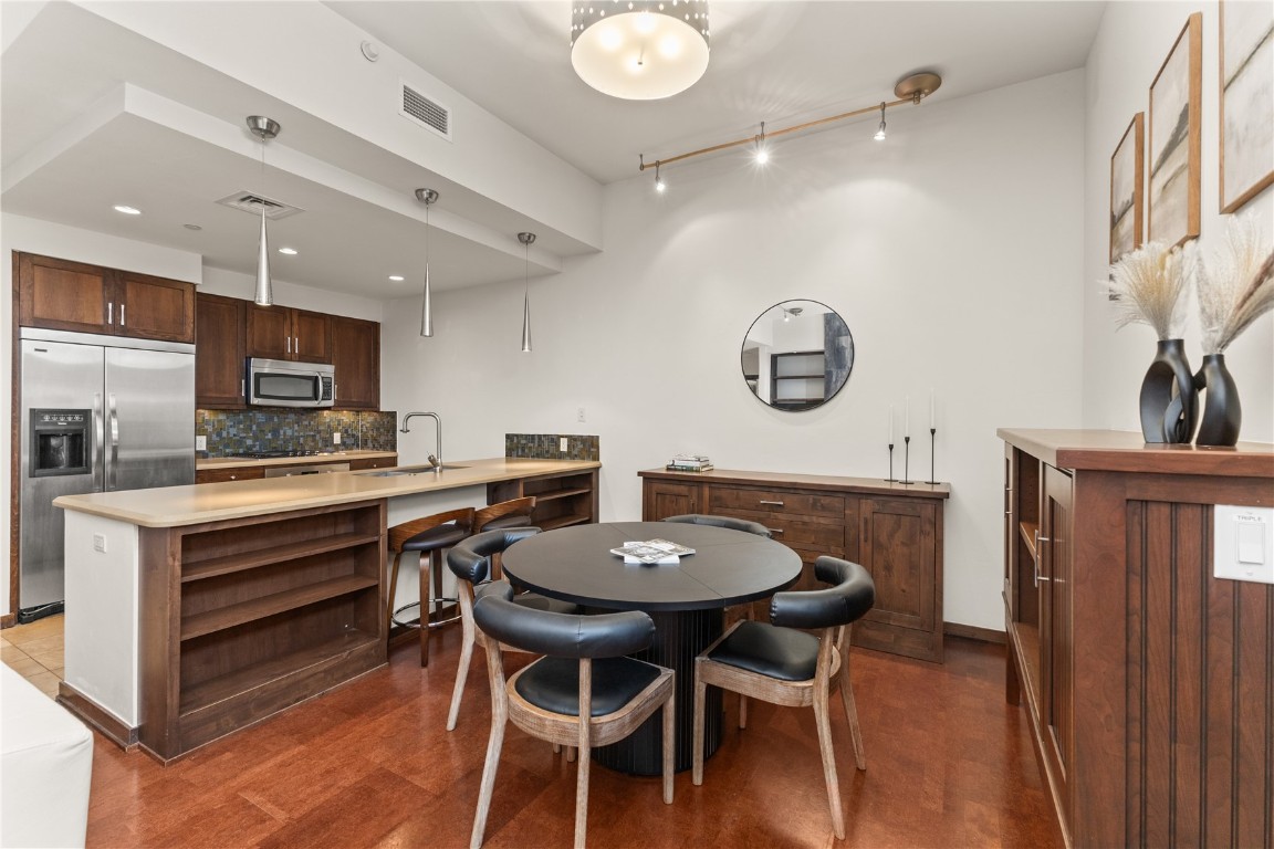 703 Lincoln AVENUE B206