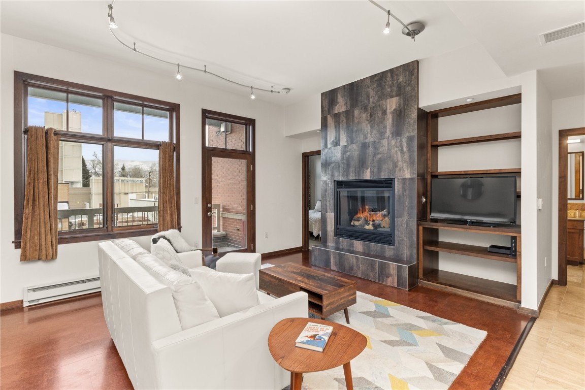 703 Lincoln AVENUE B206