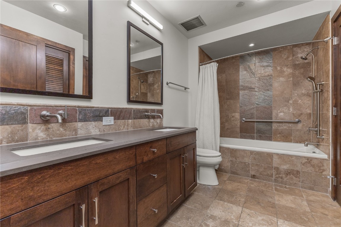 703 Lincoln AVENUE B206