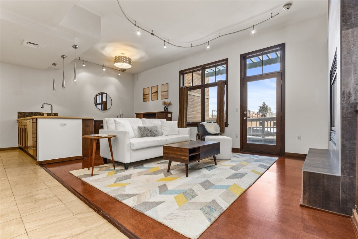 703 Lincoln AVENUE B206