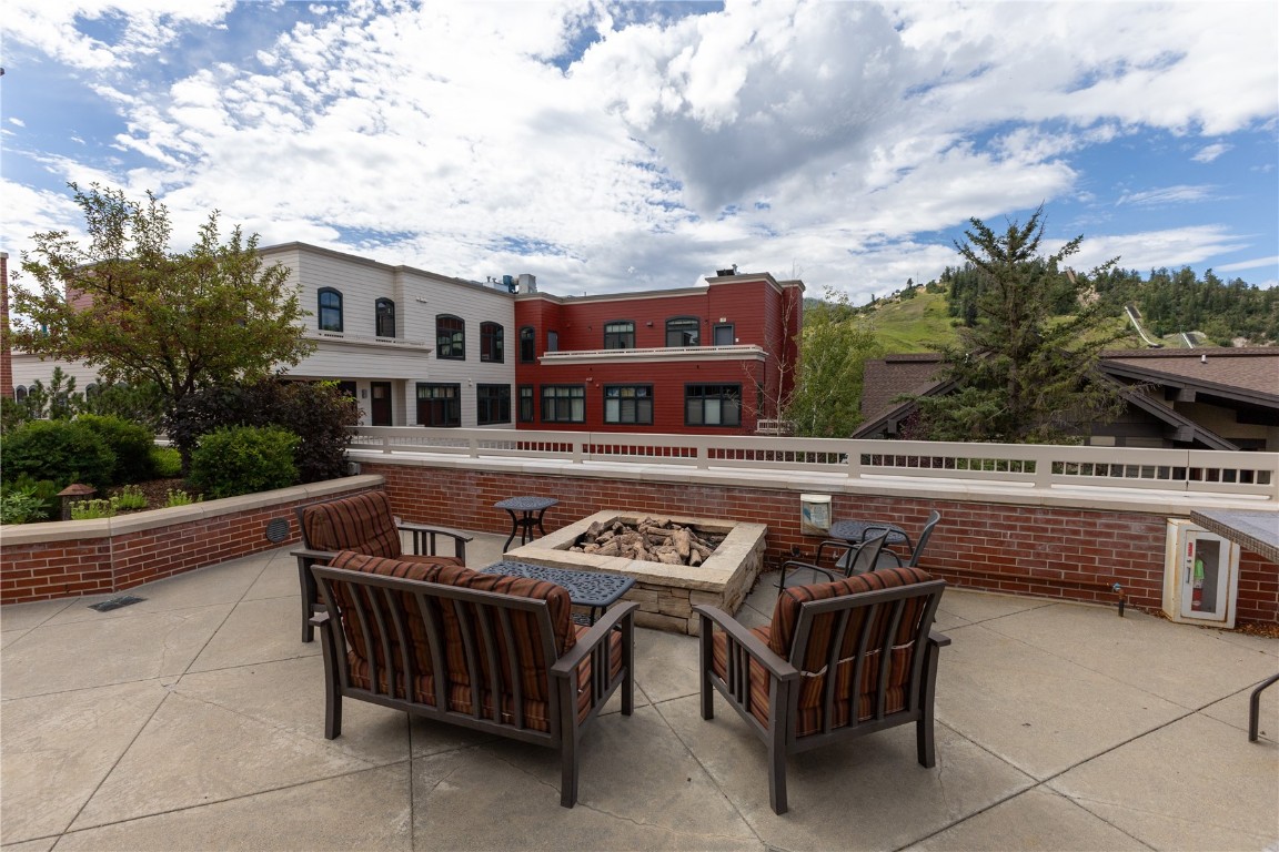 703 Lincoln AVENUE B206