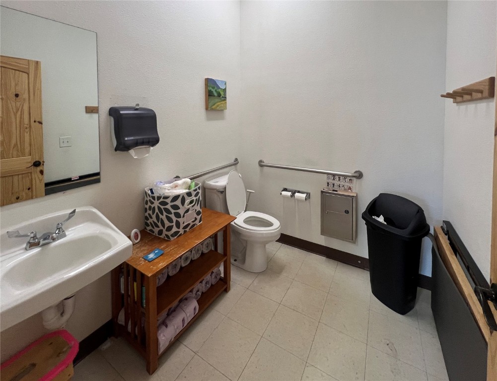 2201 Curve Plaza A105