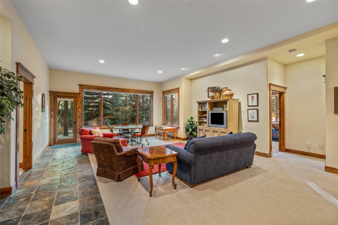 665 Meadowbrook CIRCLE