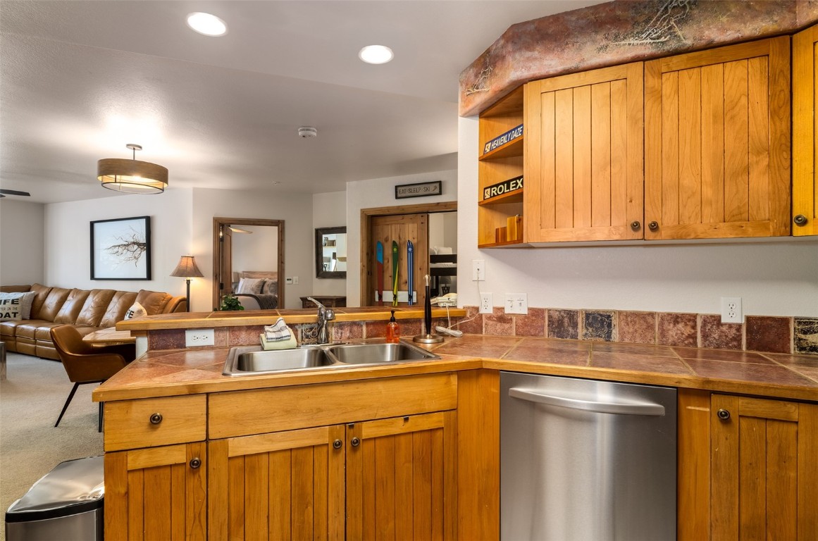 1875 Ski Time Square DRIVE 411