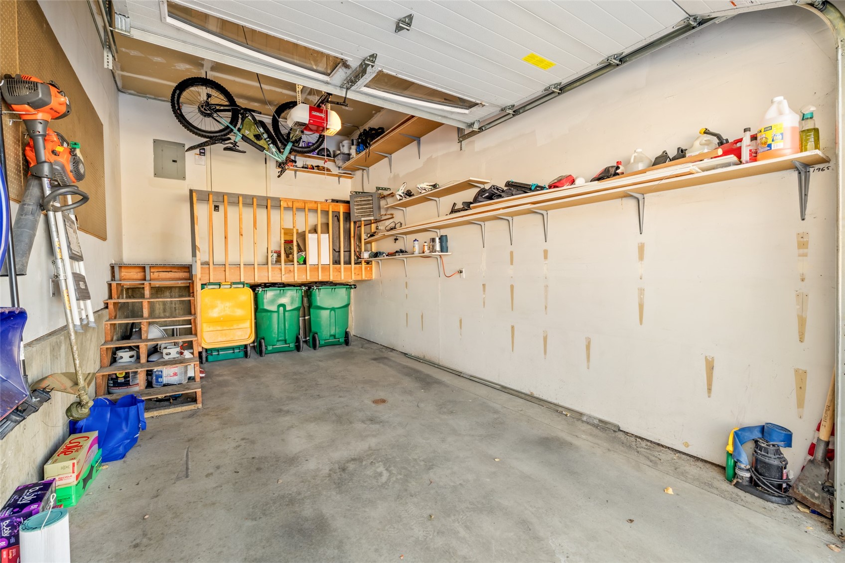 1805 Hunters DRIVE