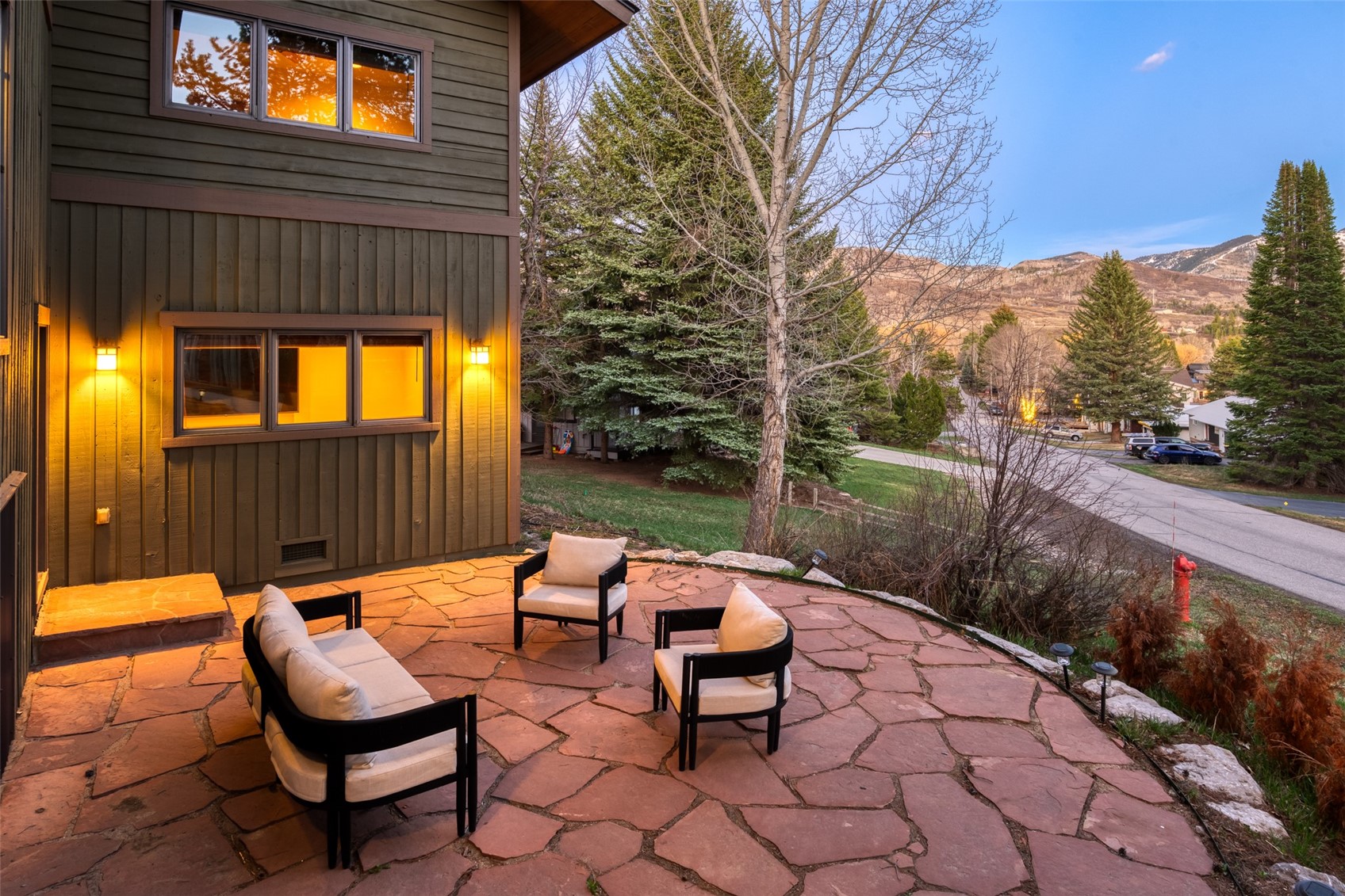 1109 Village LANE