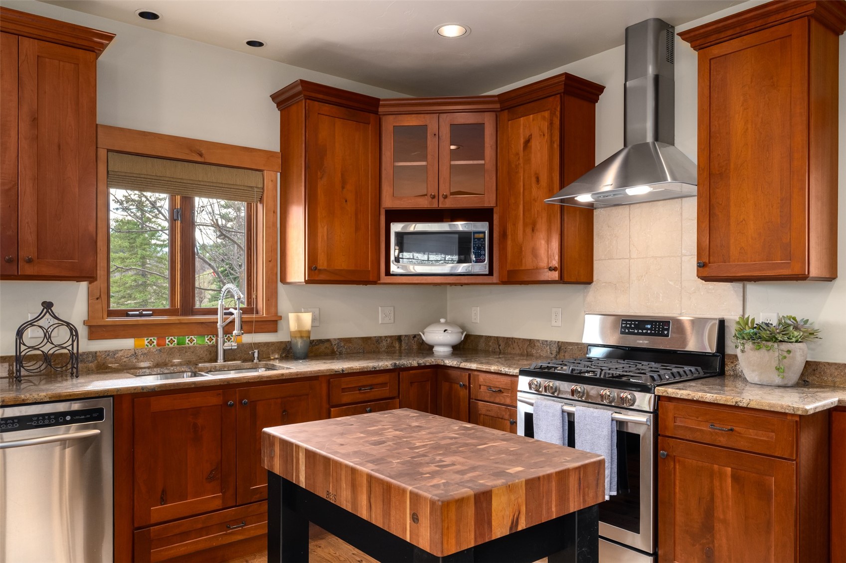 1109 Village LANE