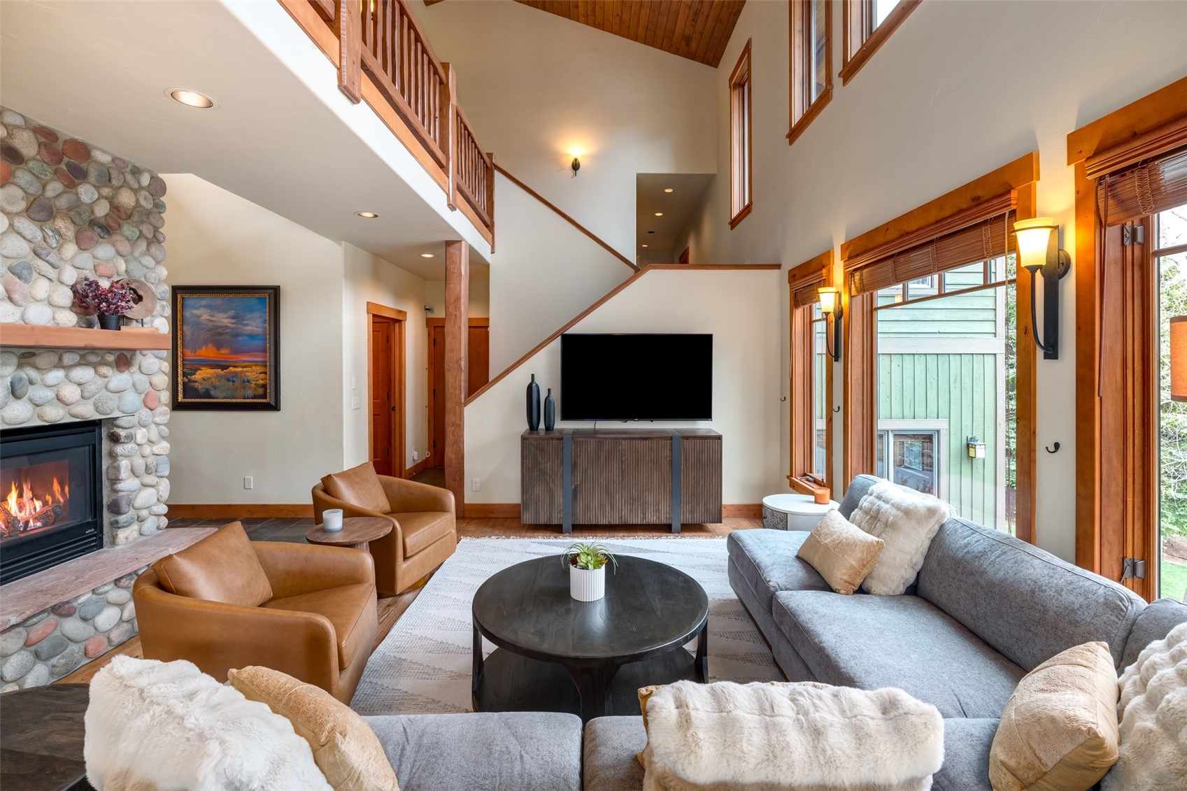 1109 Village LANE