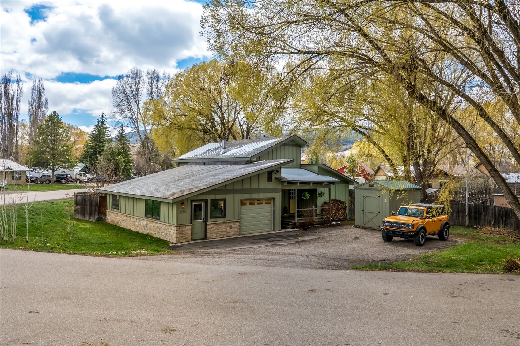 2555 Honeysuckle LANE