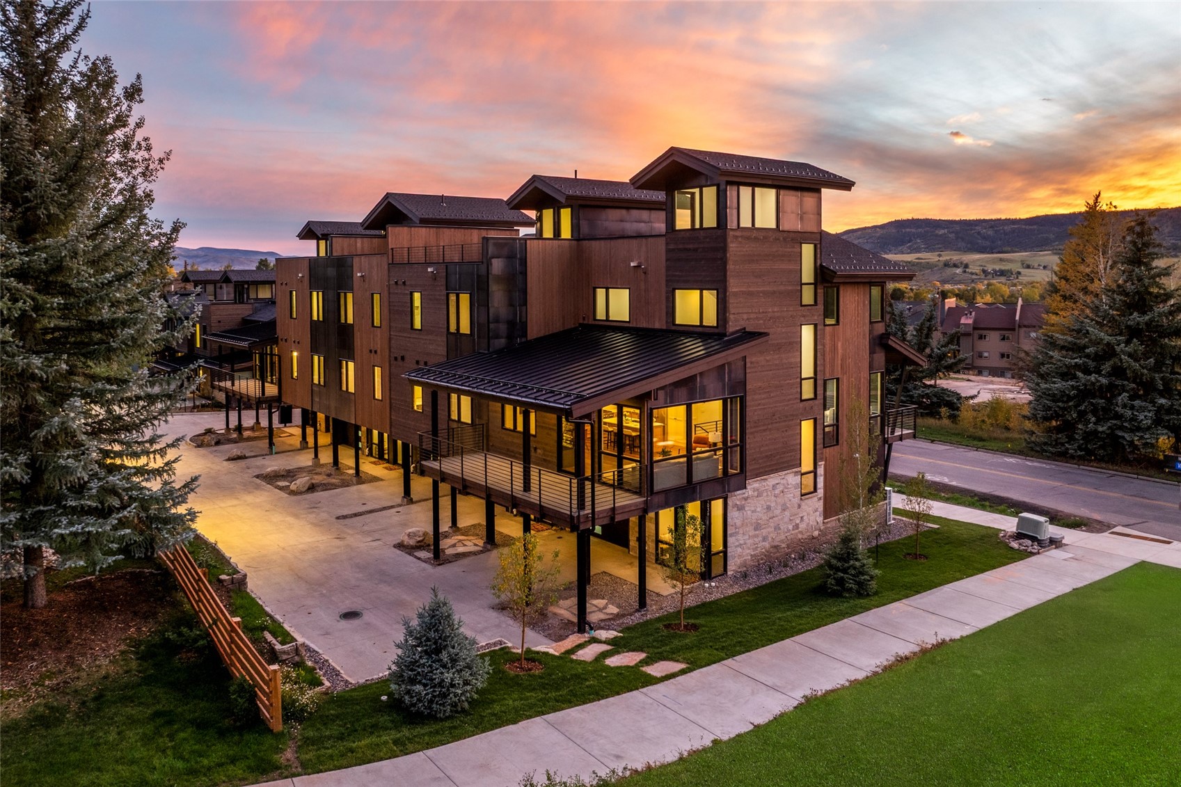 2936 Village DRIVE 1