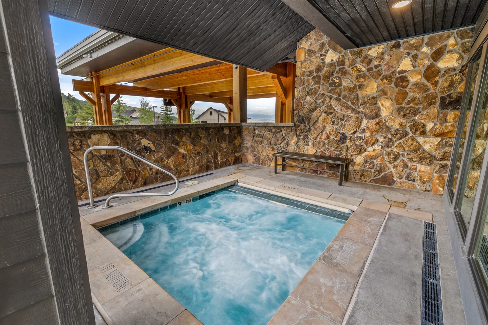 2408 Chutes LANE