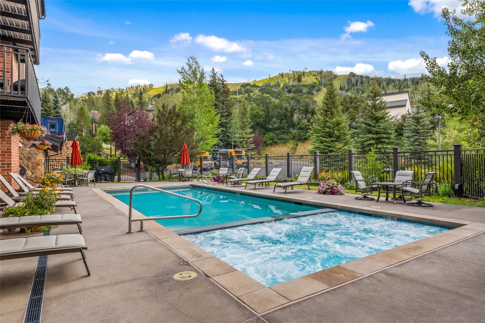 2408 Chutes LANE